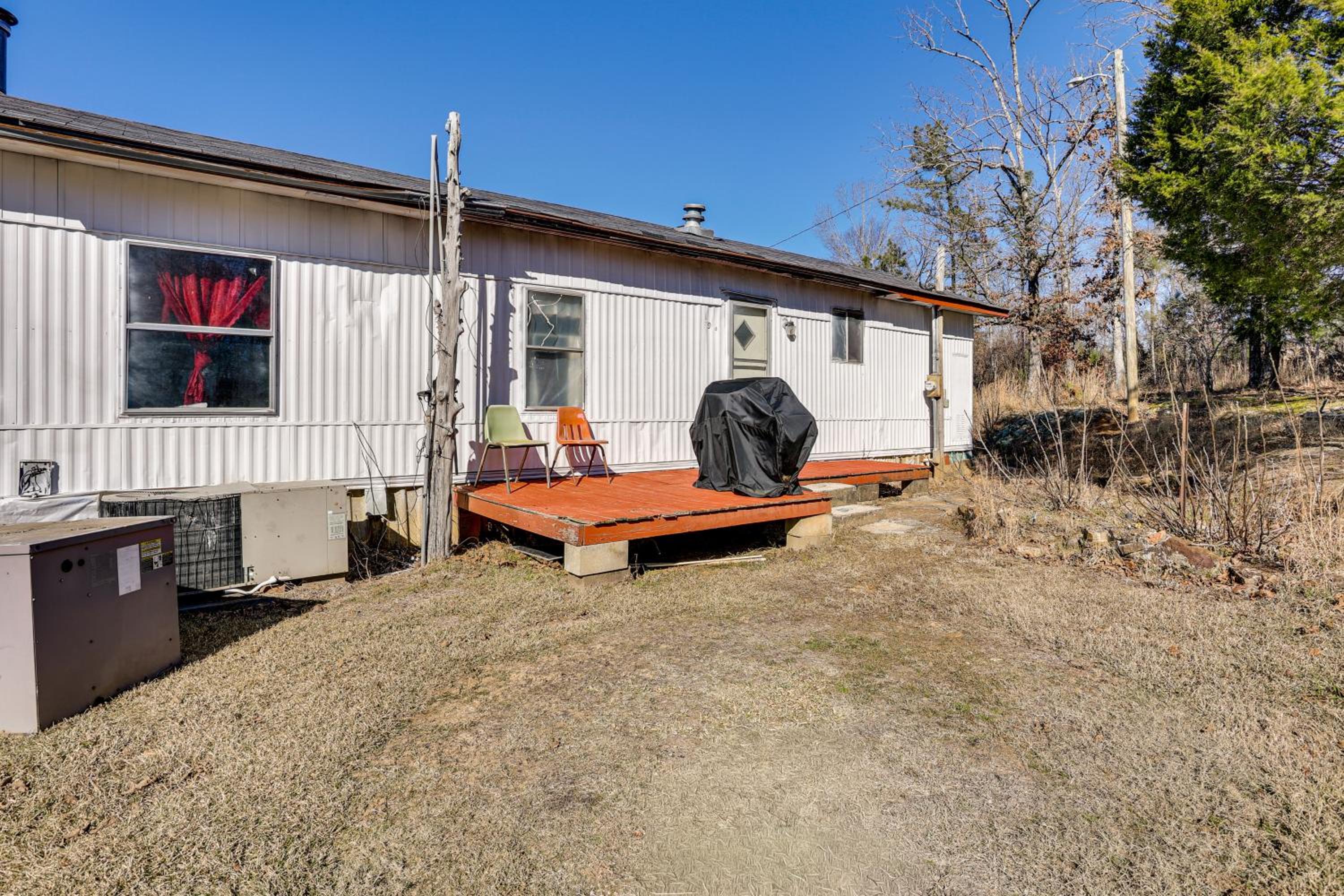 Antique Farmhouse in Bethel Springs on Half-Acre