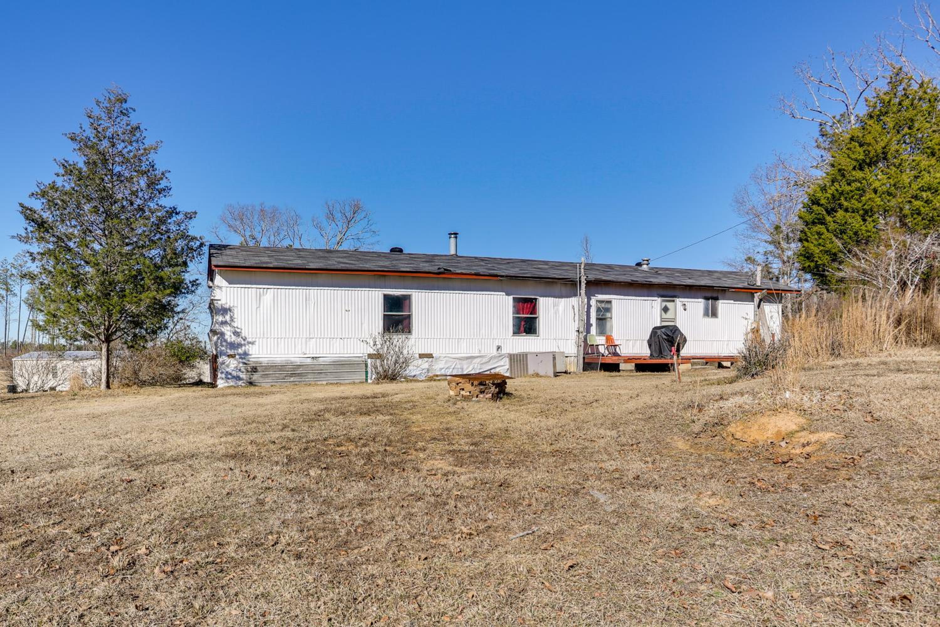 Antique Farmhouse in Bethel Springs on Half-Acre