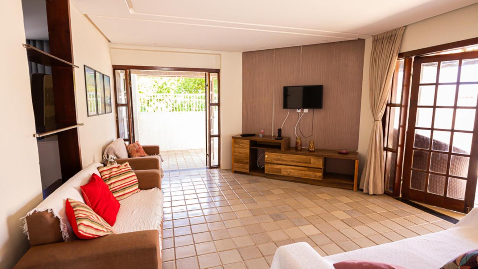 Casa com Wi-Fi, Piscina e Garagem a 550m da Praia