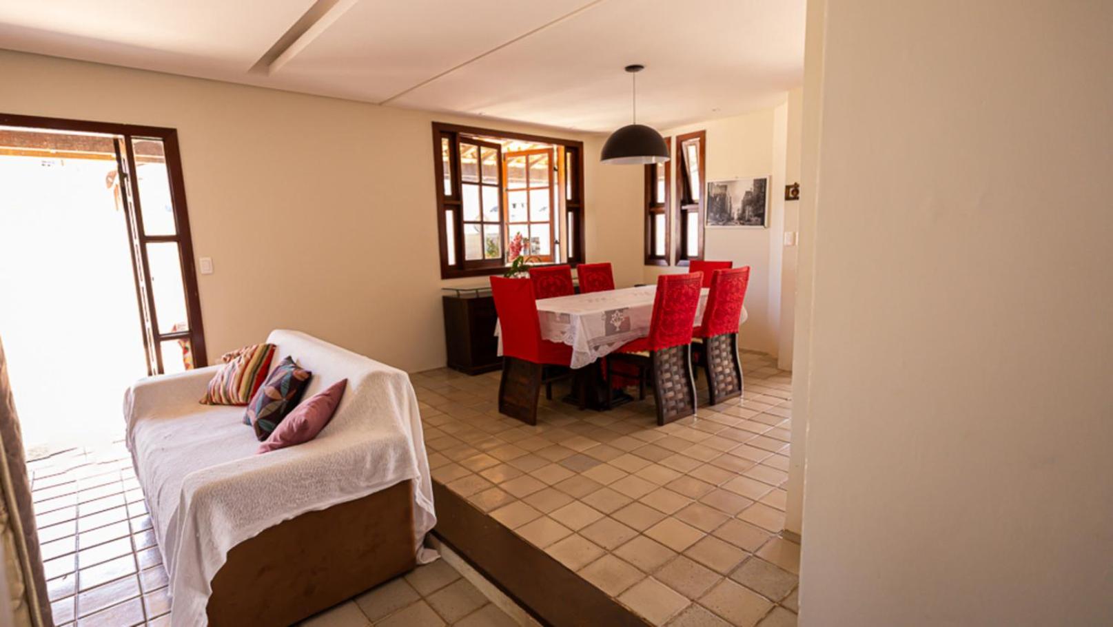 Casa com Wi-Fi, Piscina e Garagem a 550m da Praia