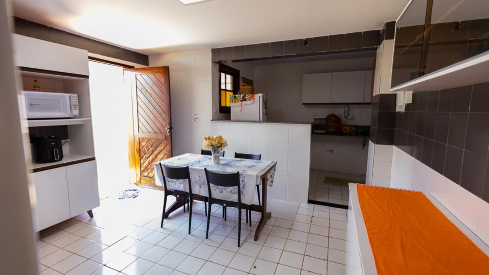 Casa com Wi-Fi, Piscina e Garagem a 550m da Praia
