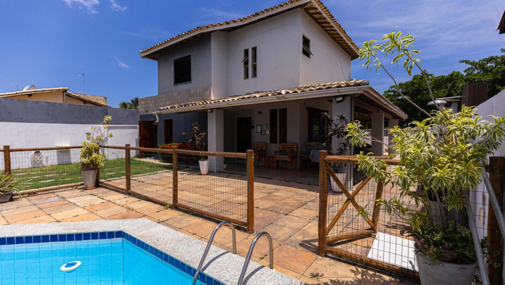 Casa com Wi-Fi, Piscina e Garagem a 550m da Praia