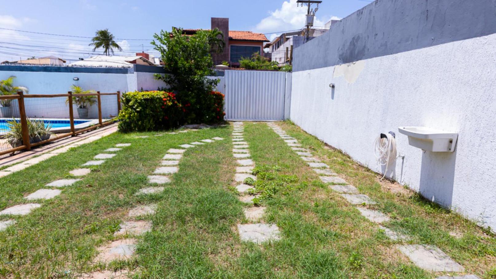 Casa com Wi-Fi, Piscina e Garagem a 550m da Praia