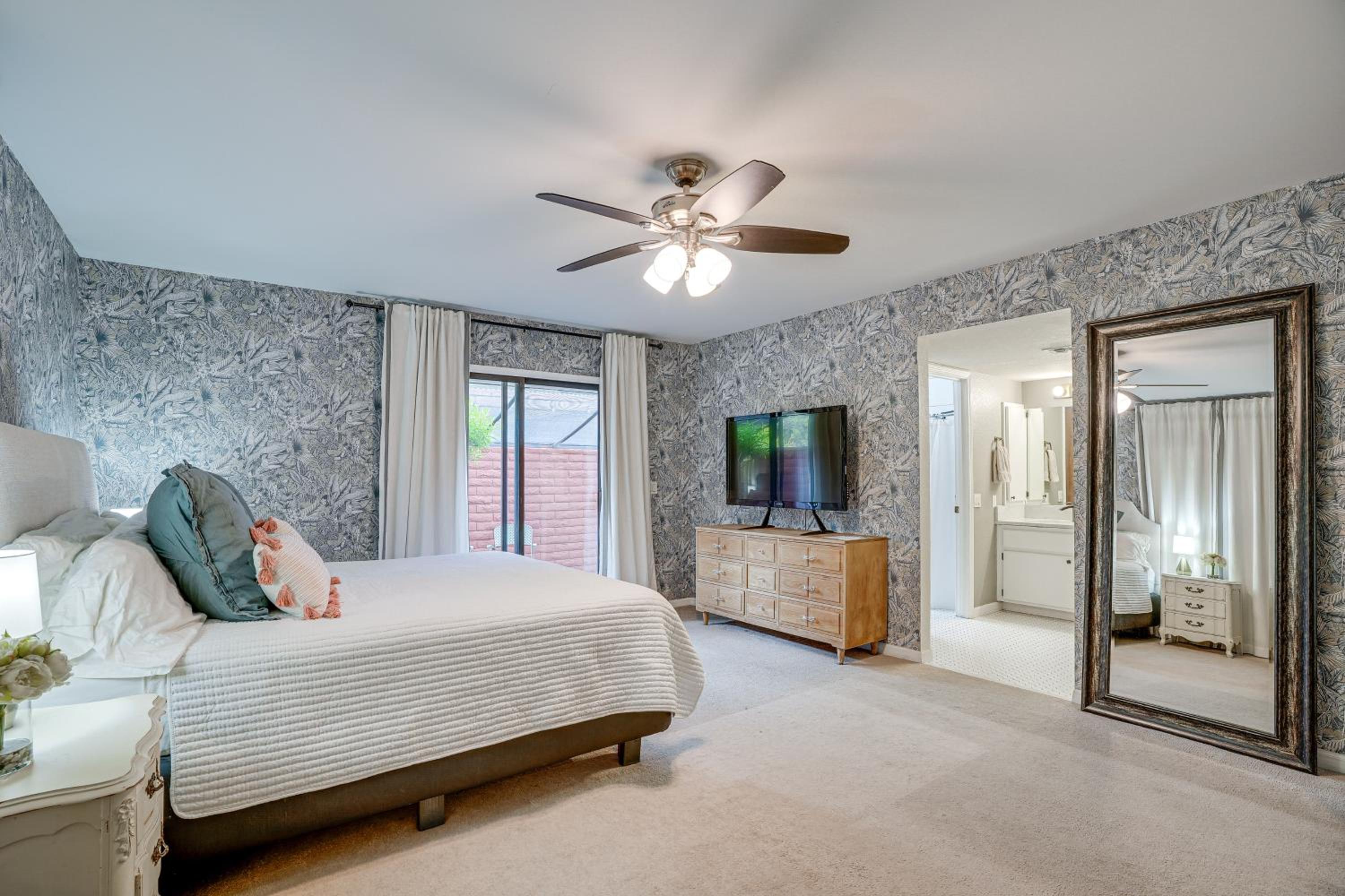 Luxurious Outdoor Oasis! Spacious Mesa Retreat