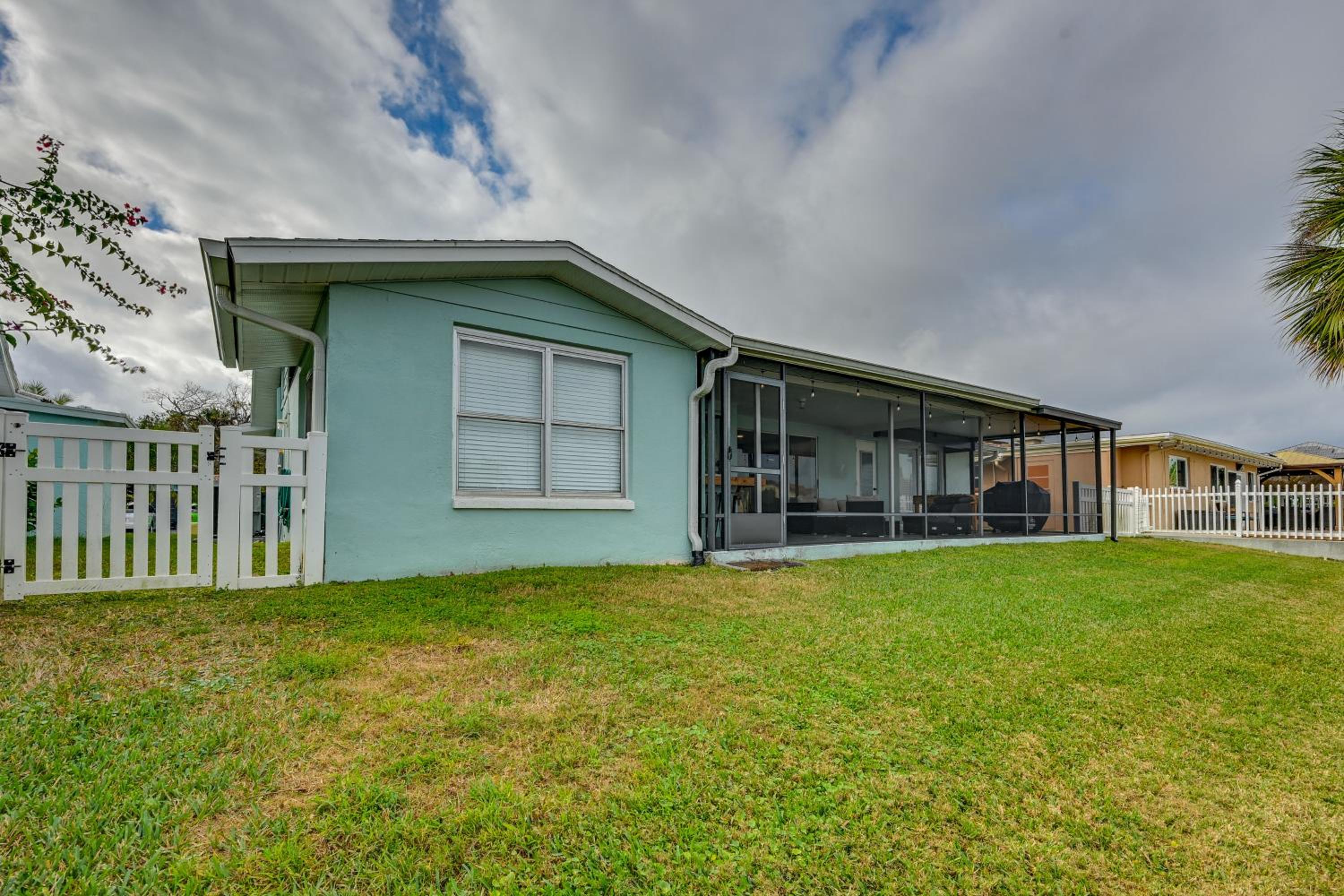 4 Mi to Beach! Waterfront New Port Richey Retreat