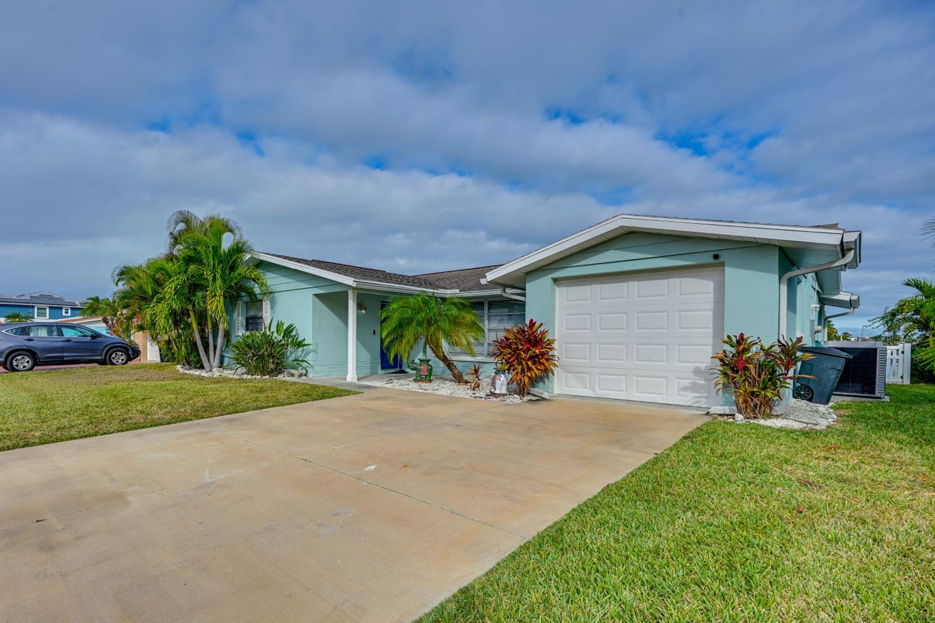 4 Mi to Beach! Waterfront New Port Richey Retreat
