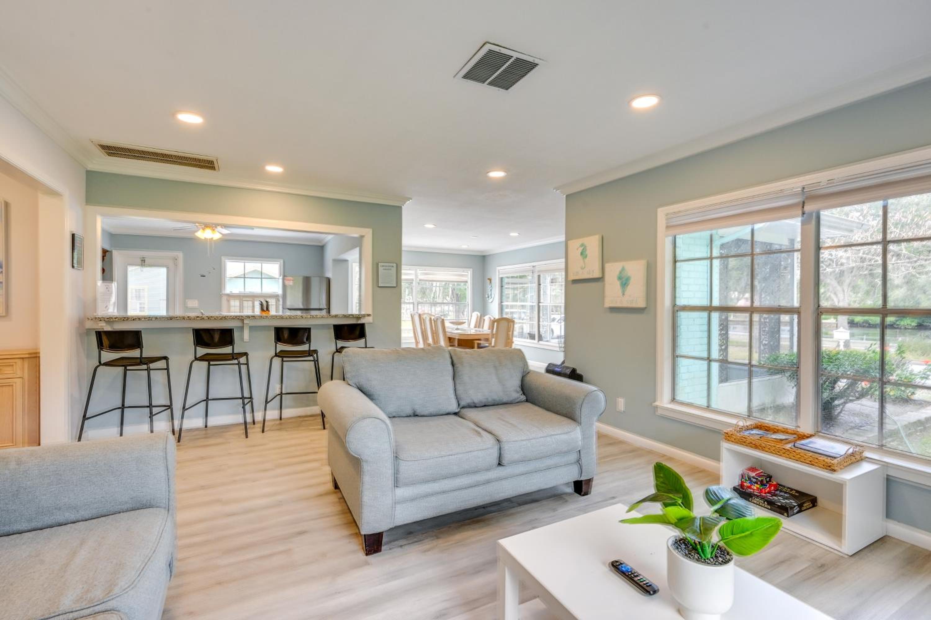 Relax on the Grand River! Bright Waterfront Home