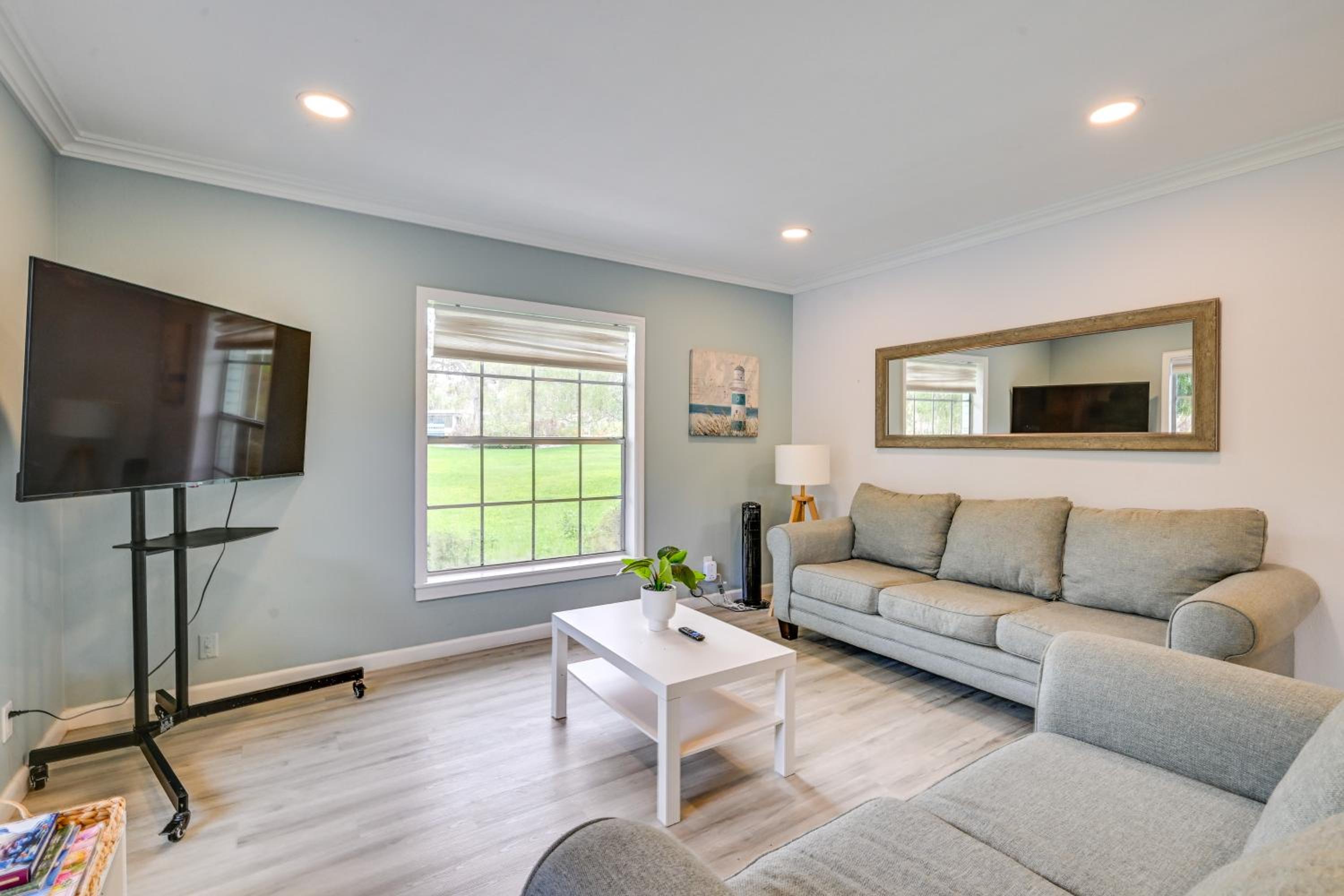 Relax on the Grand River! Bright Waterfront Home