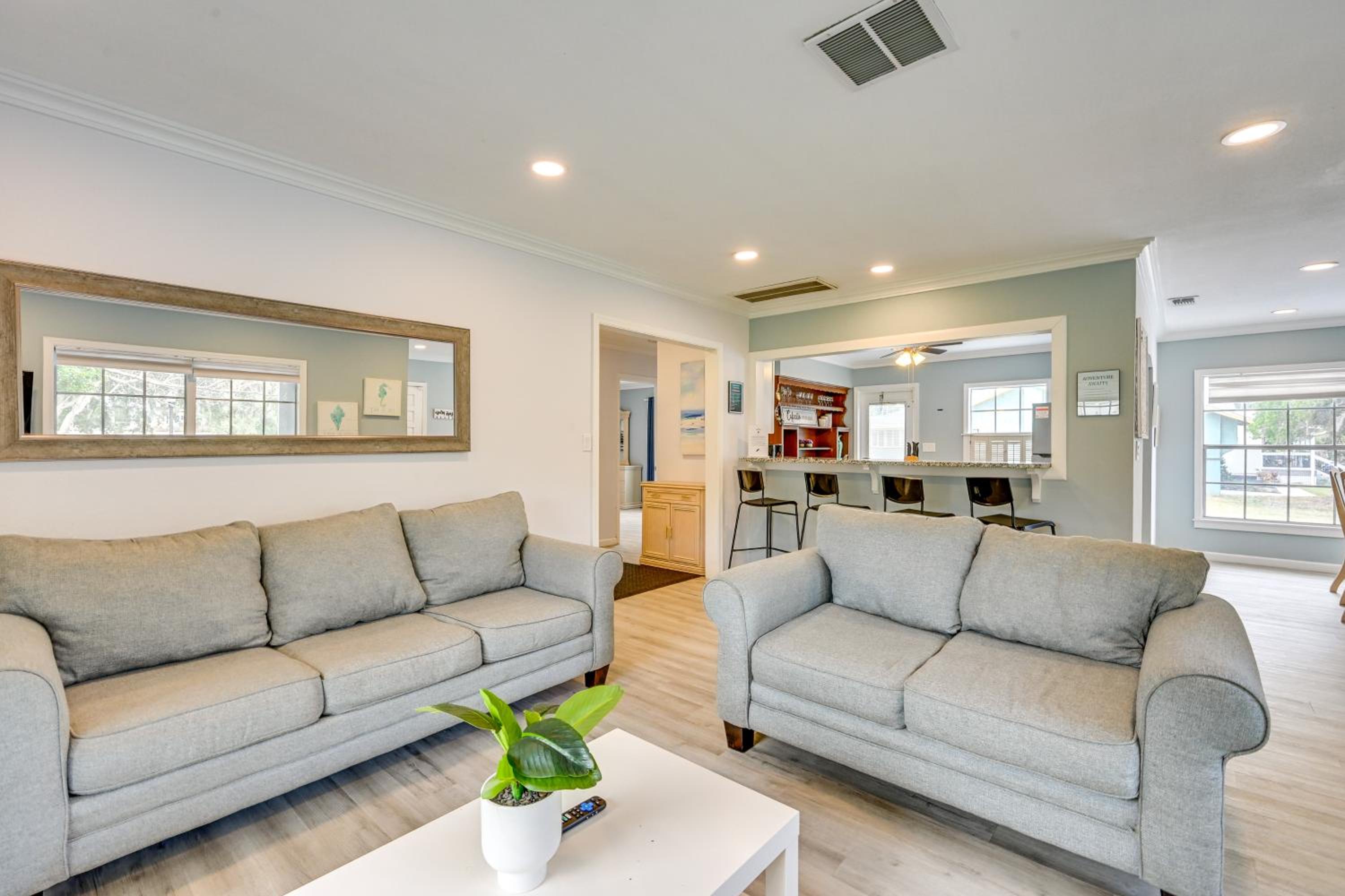 Relax on the Grand River! Bright Waterfront Home
