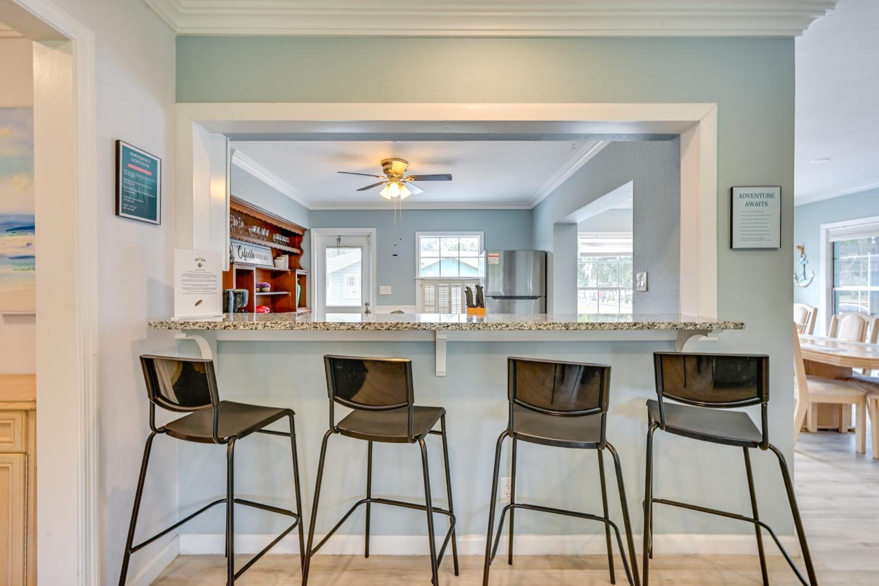 Relax on the Grand River! Bright Waterfront Home