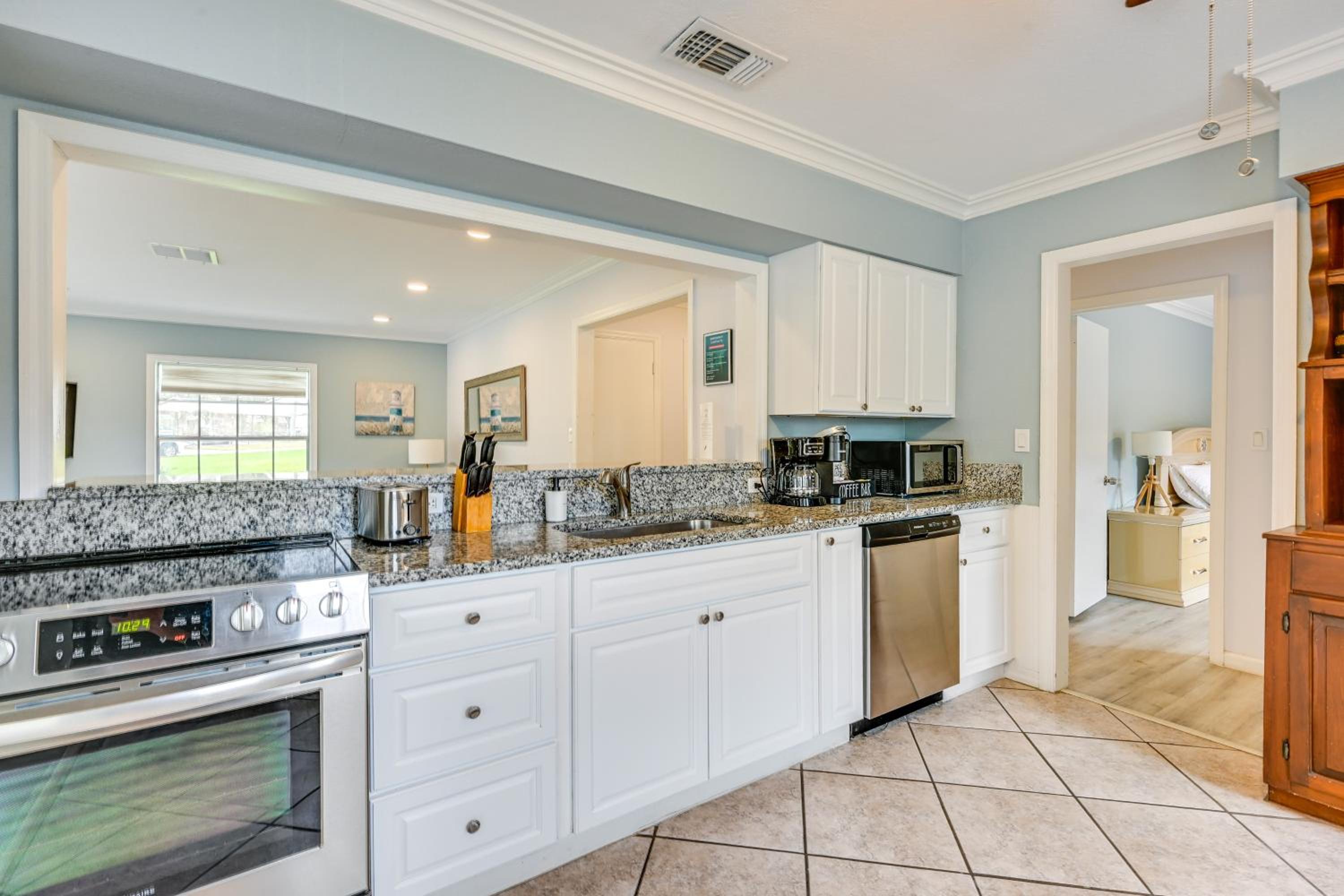 Relax on the Grand River! Bright Waterfront Home