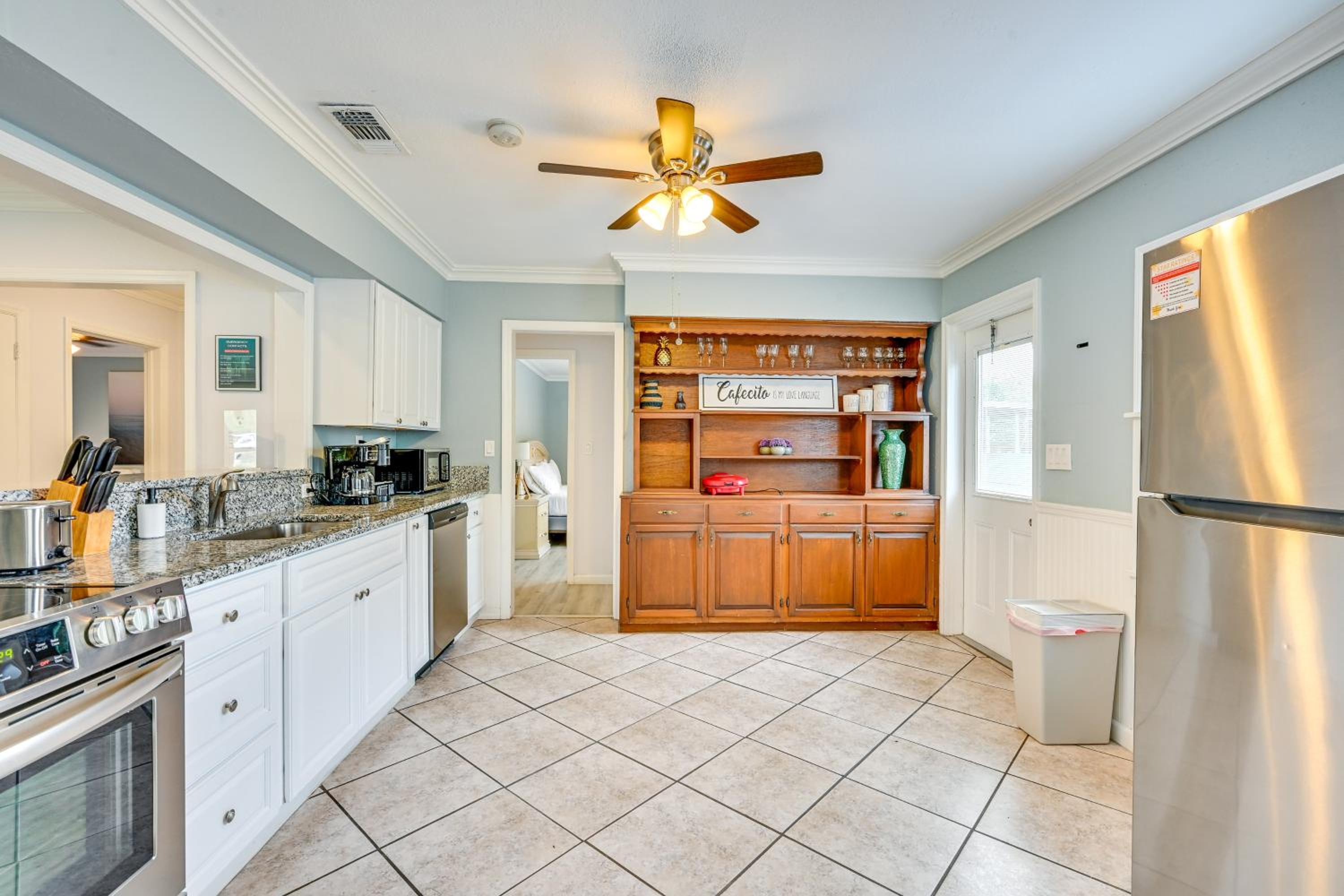 Relax on the Grand River! Bright Waterfront Home