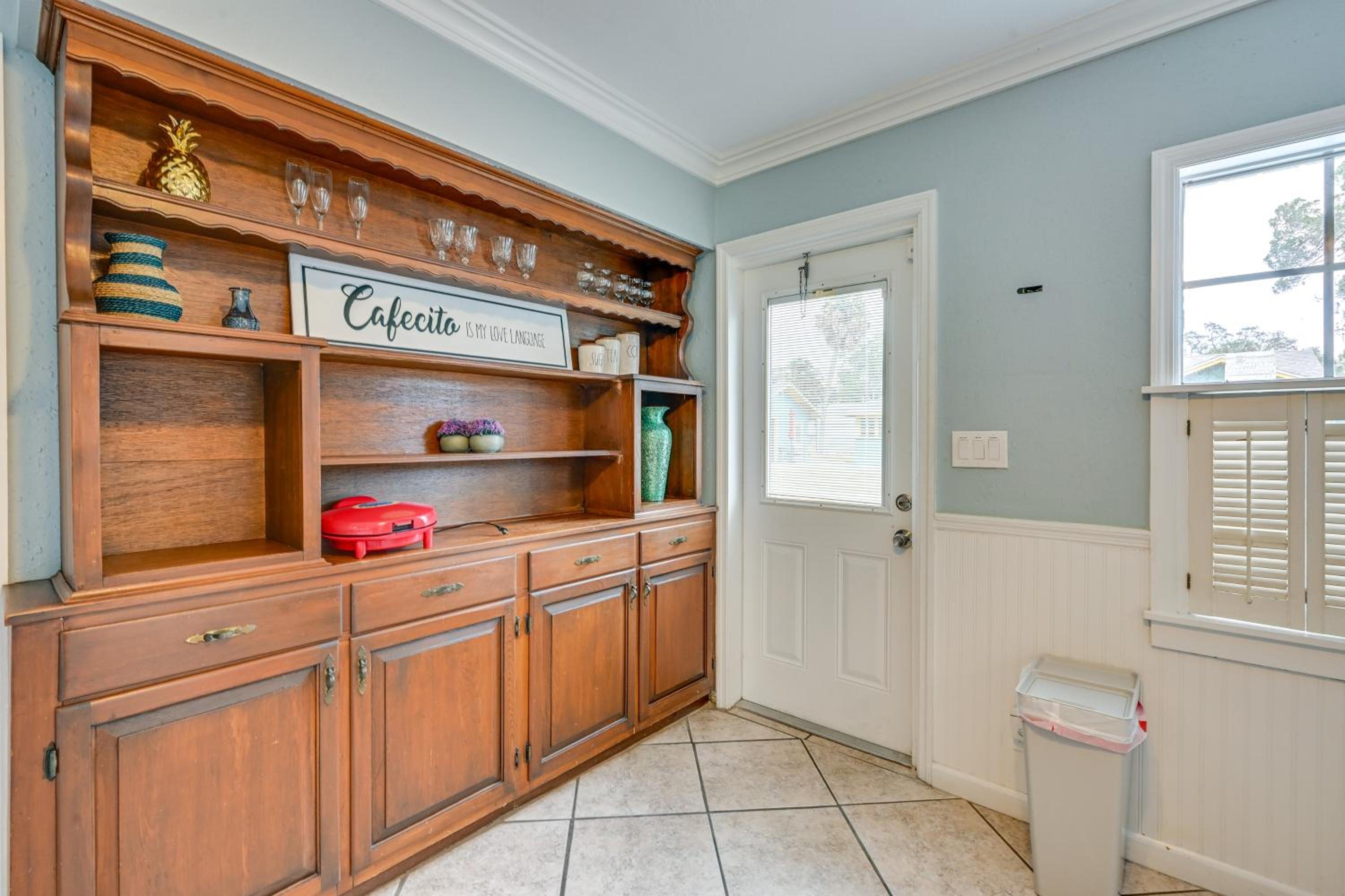 Relax on the Grand River! Bright Waterfront Home