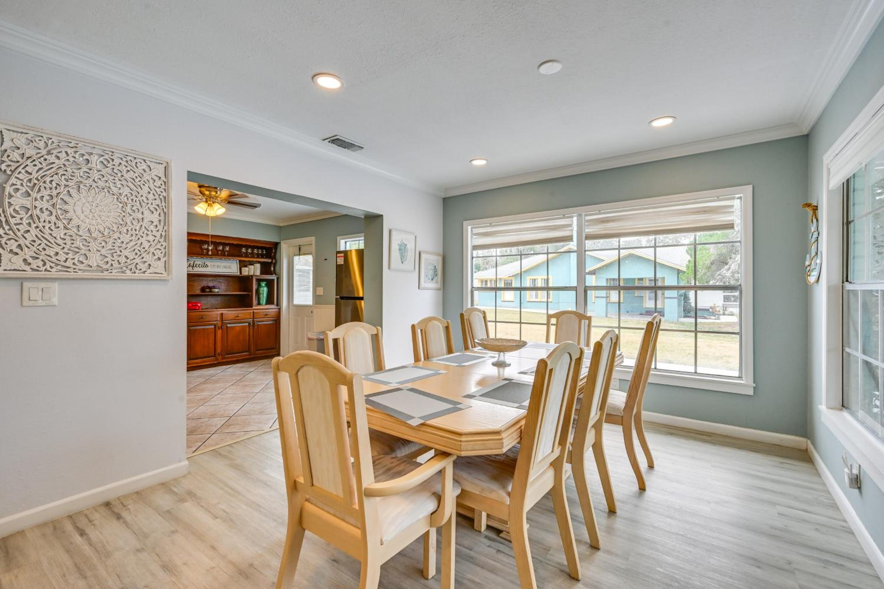 Relax on the Grand River! Bright Waterfront Home