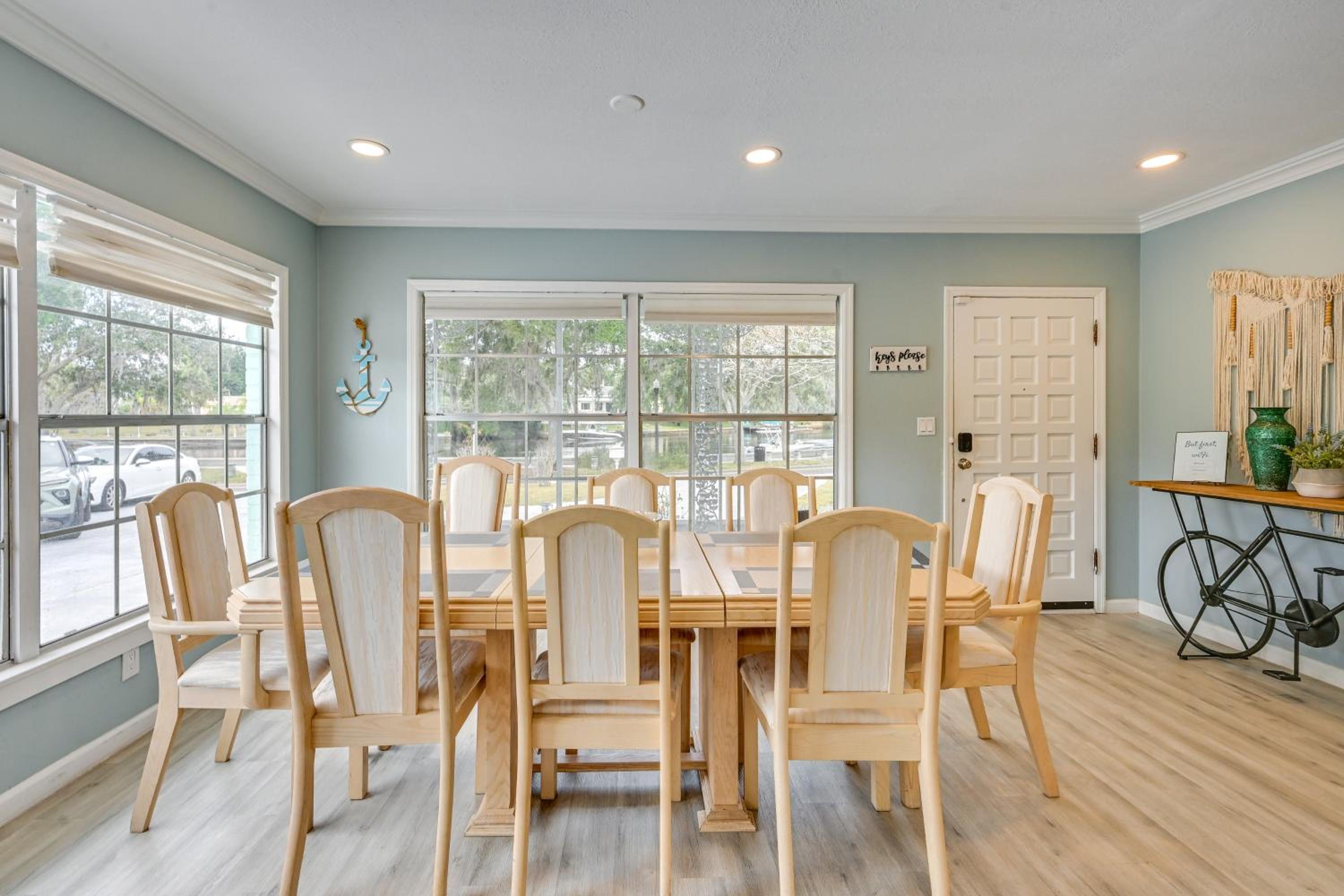 Relax on the Grand River! Bright Waterfront Home