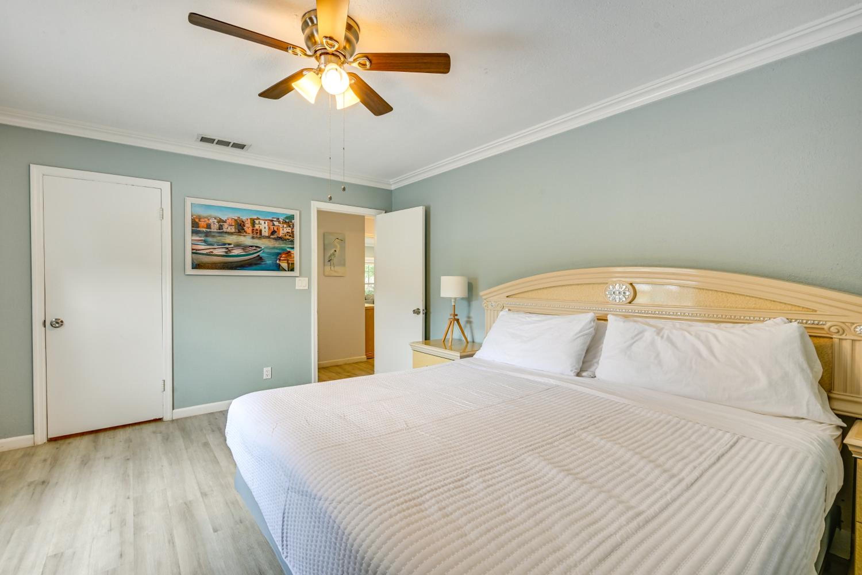 Relax on the Grand River! Bright Waterfront Home