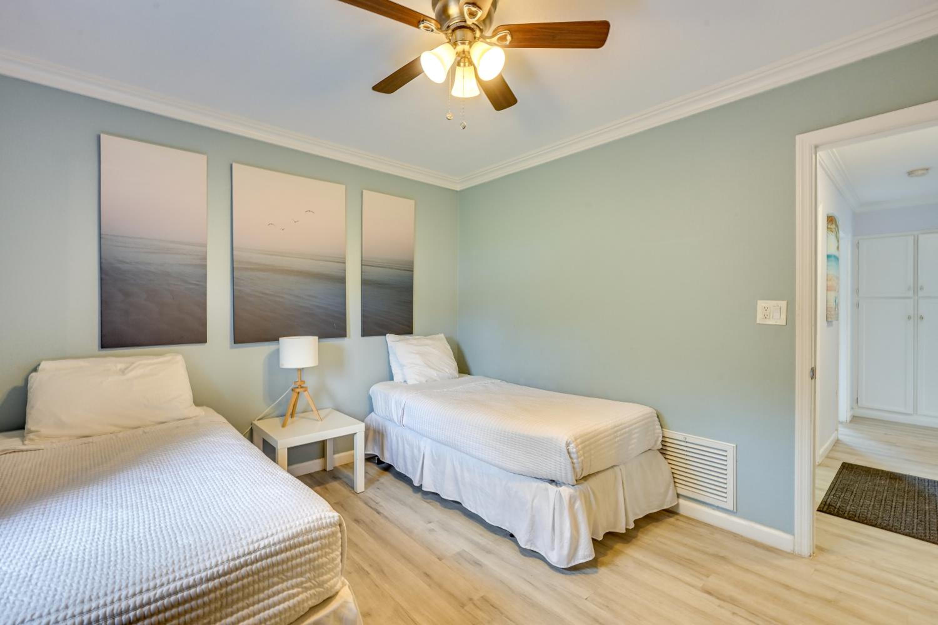 Relax on the Grand River! Bright Waterfront Home