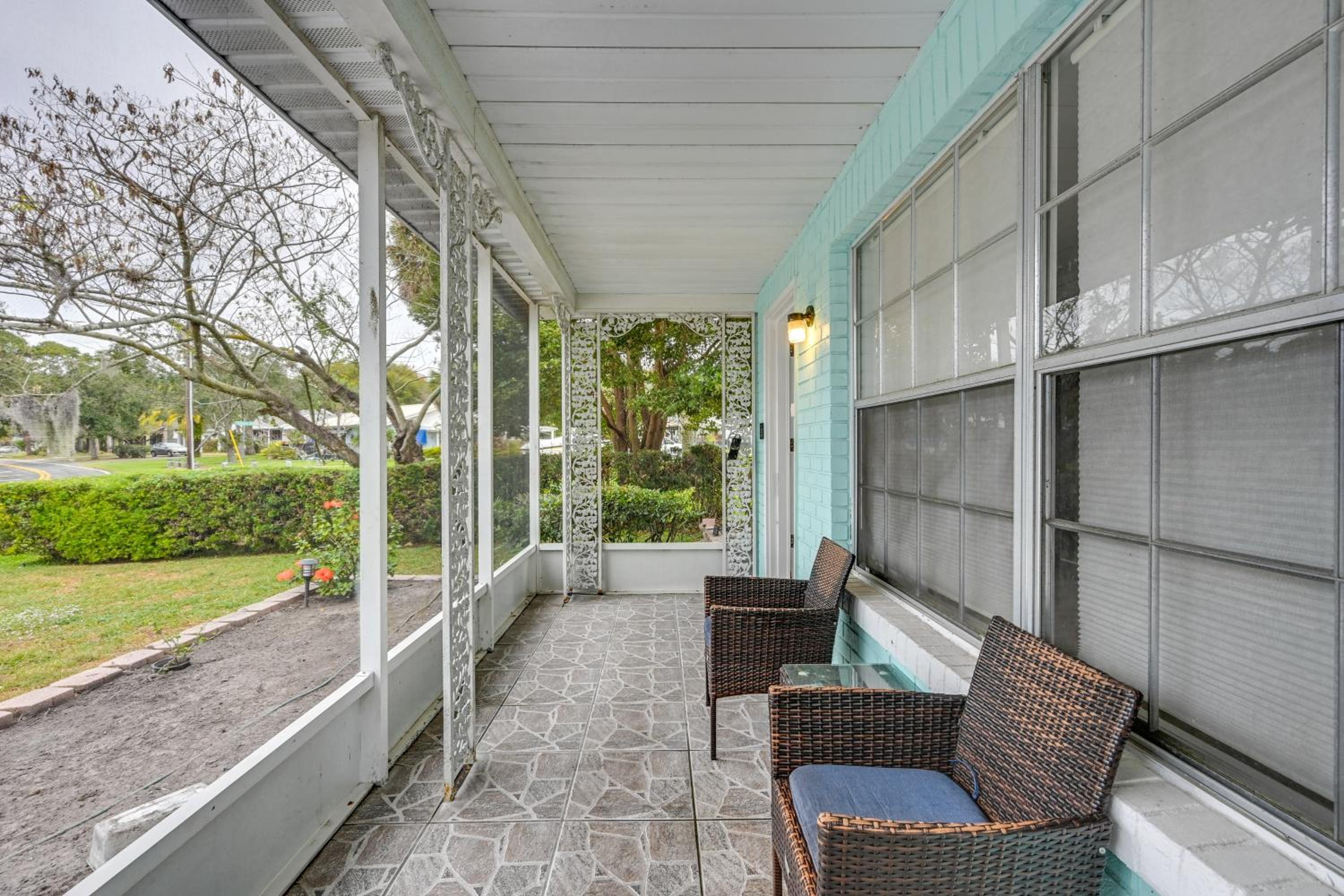 Relax on the Grand River! Bright Waterfront Home