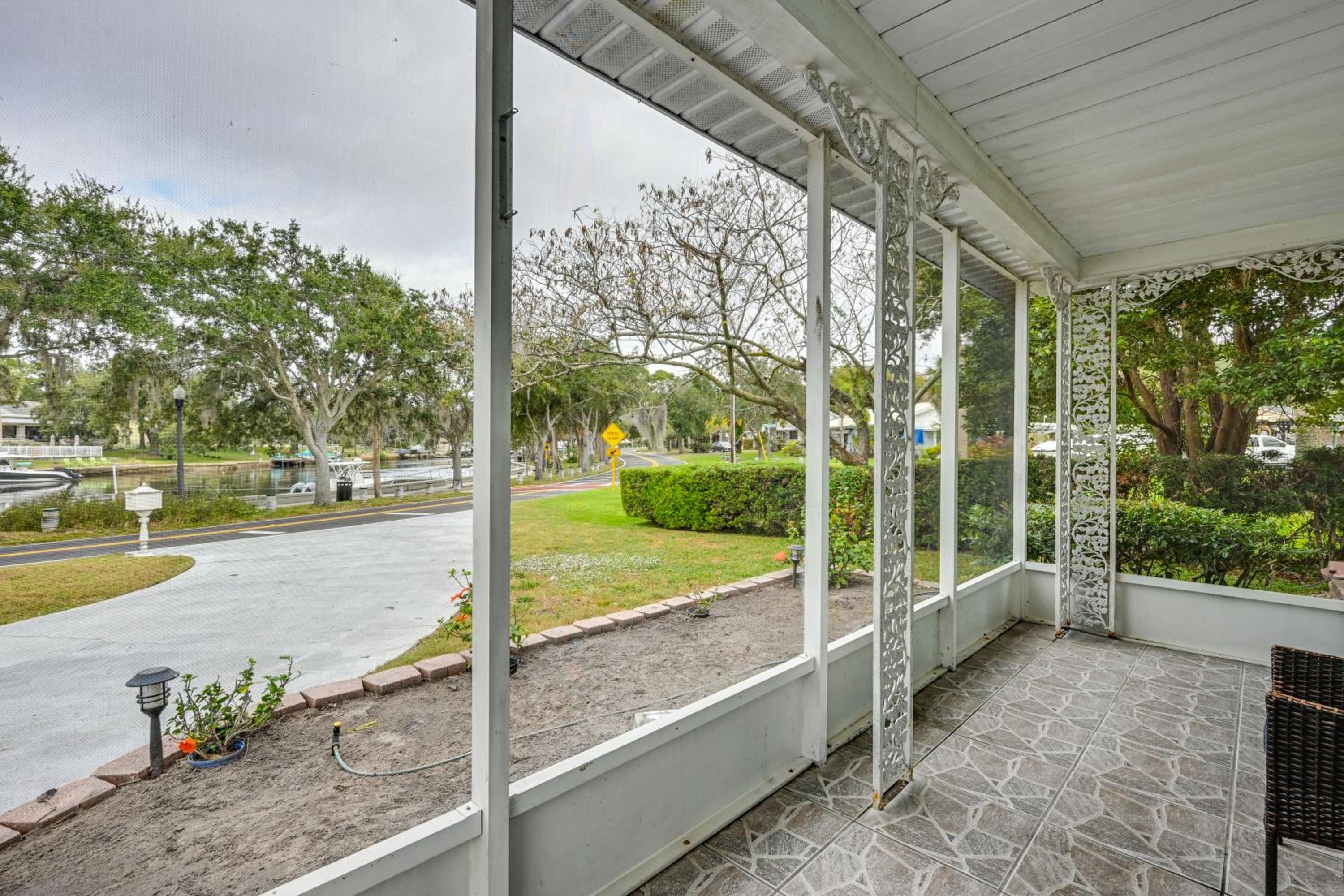 Relax on the Grand River! Bright Waterfront Home