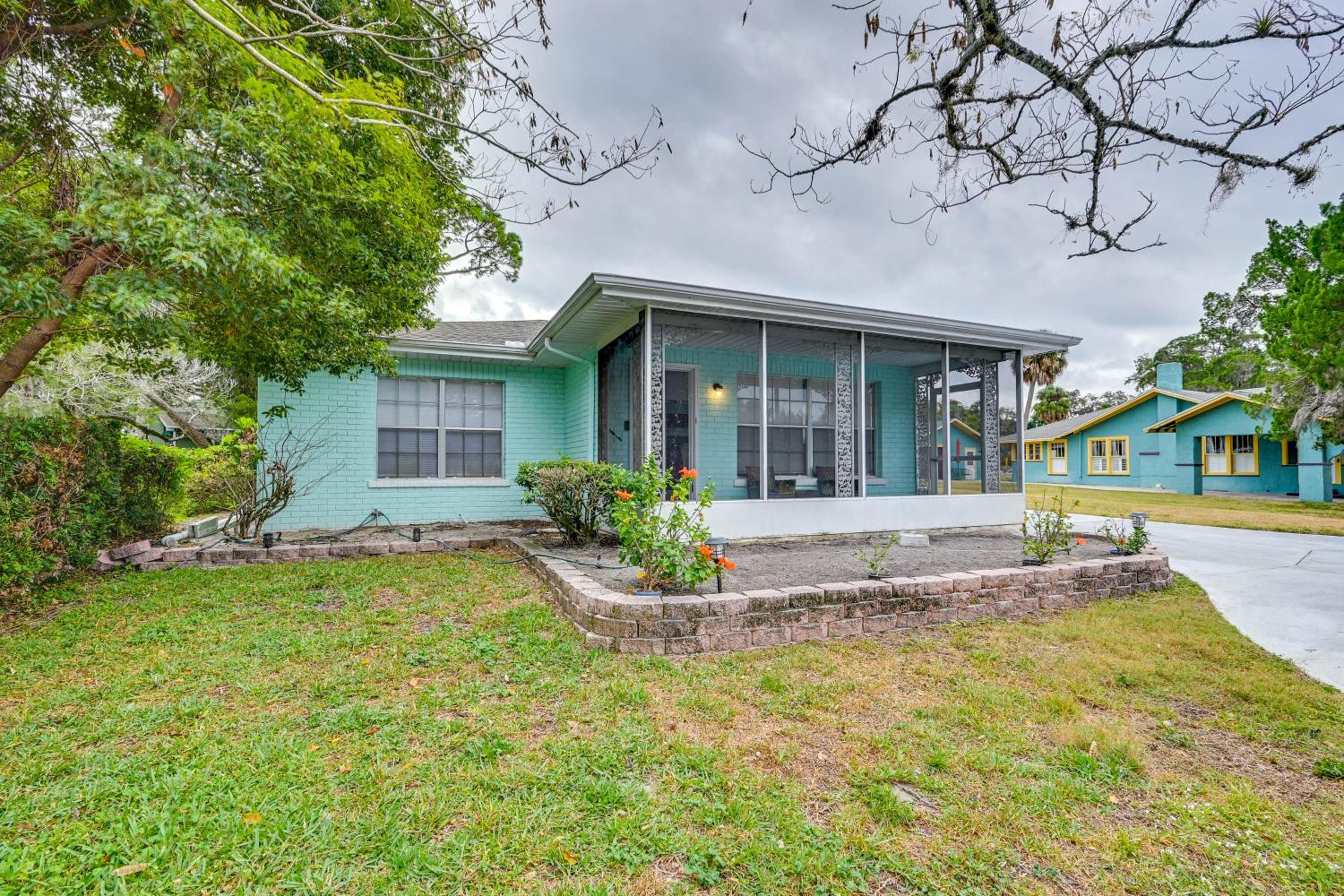 Relax on the Grand River! Bright Waterfront Home