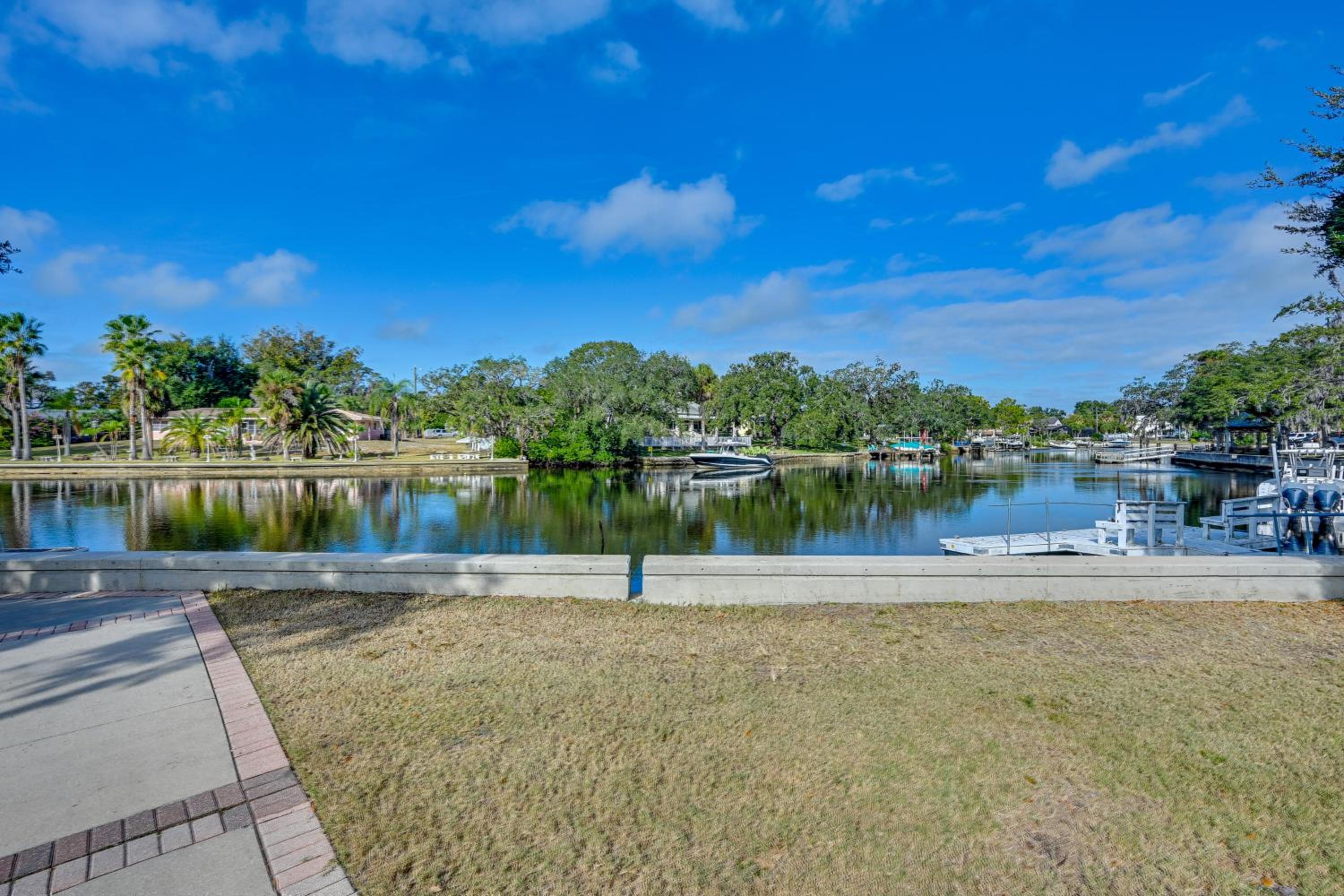 Relax on the Grand River! Bright Waterfront Home