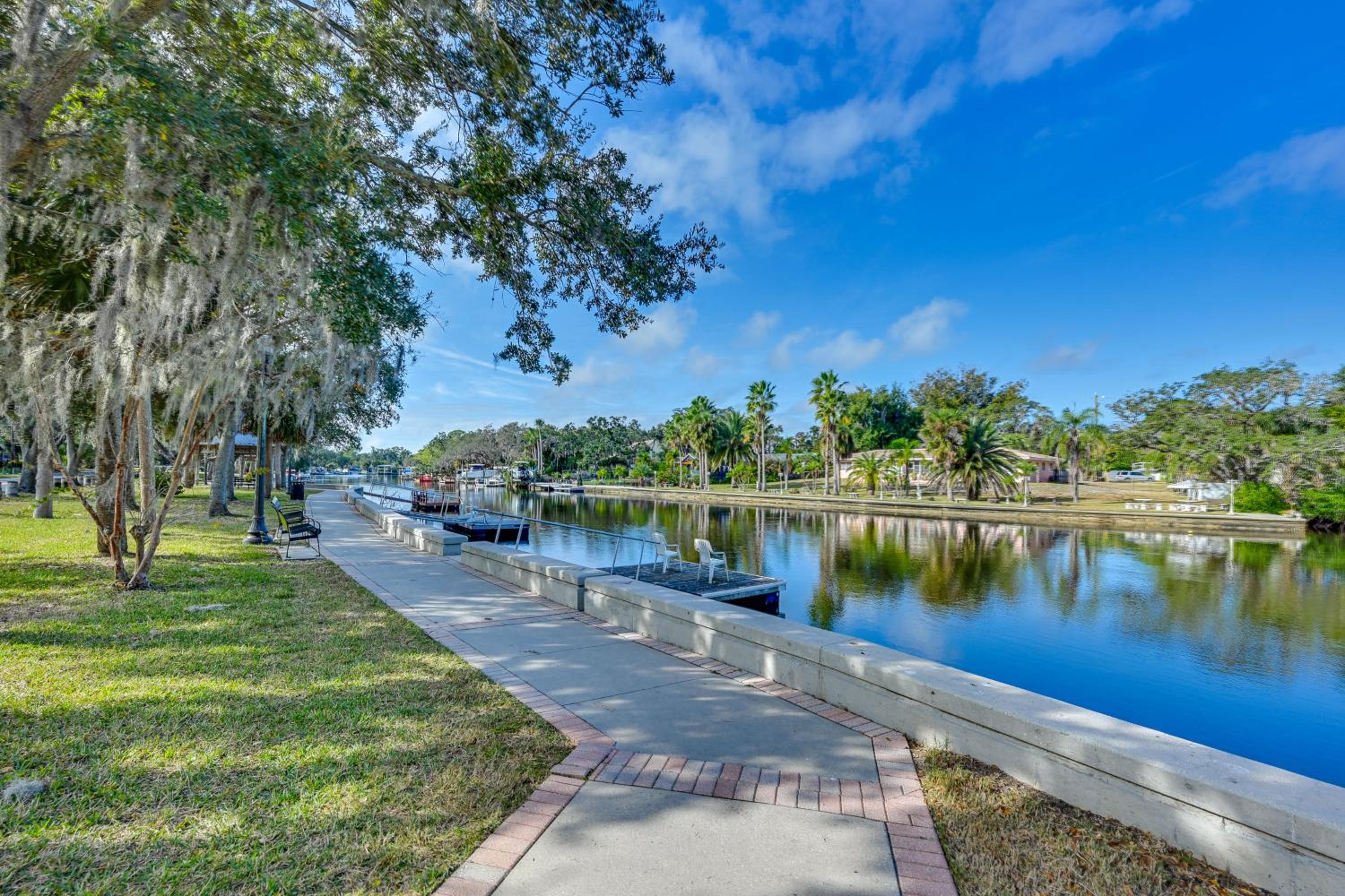 Relax on the Grand River! Bright Waterfront Home