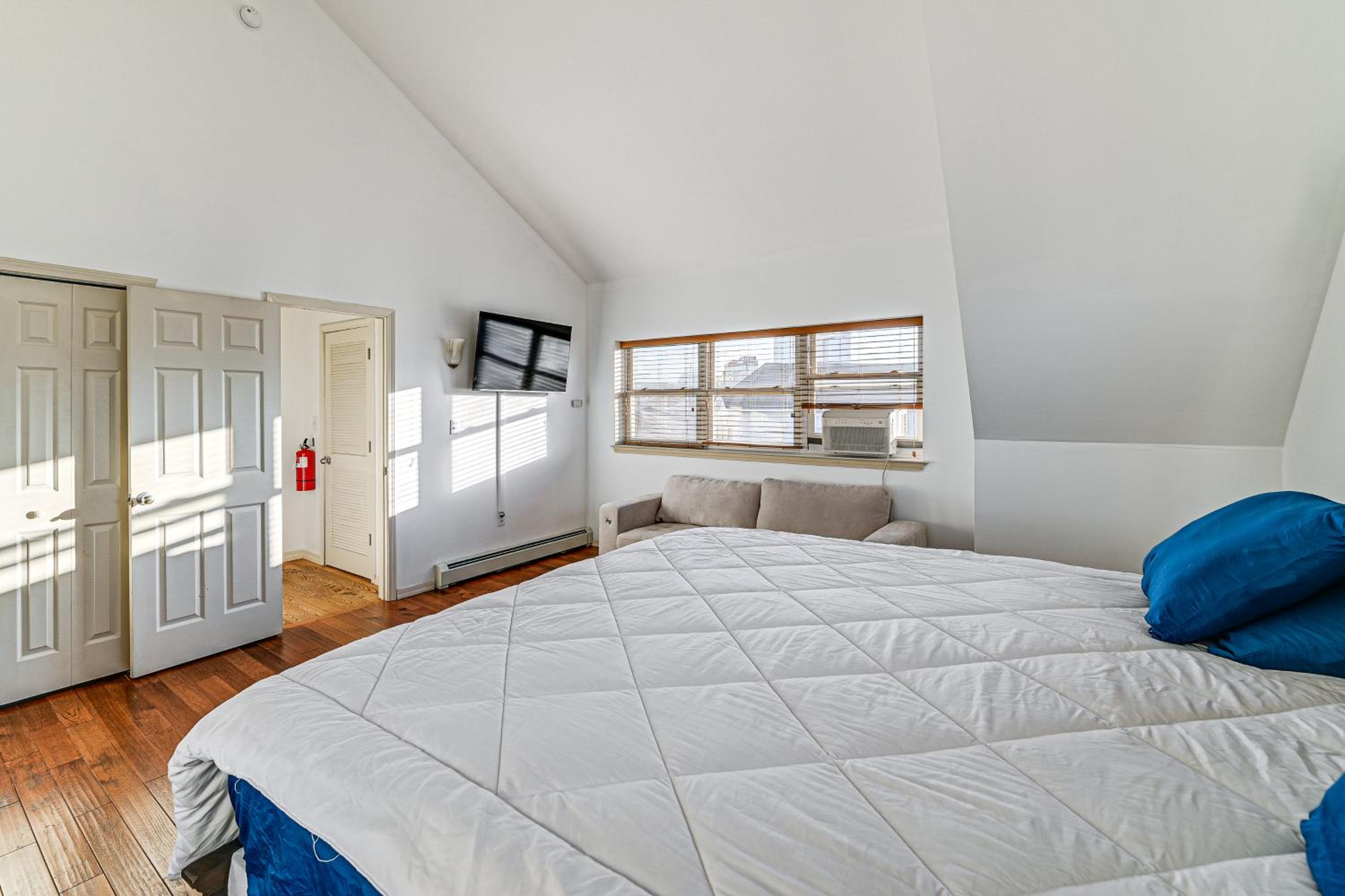 1 Mi to Atlantic City Beach! Family Gem with 2 Decks