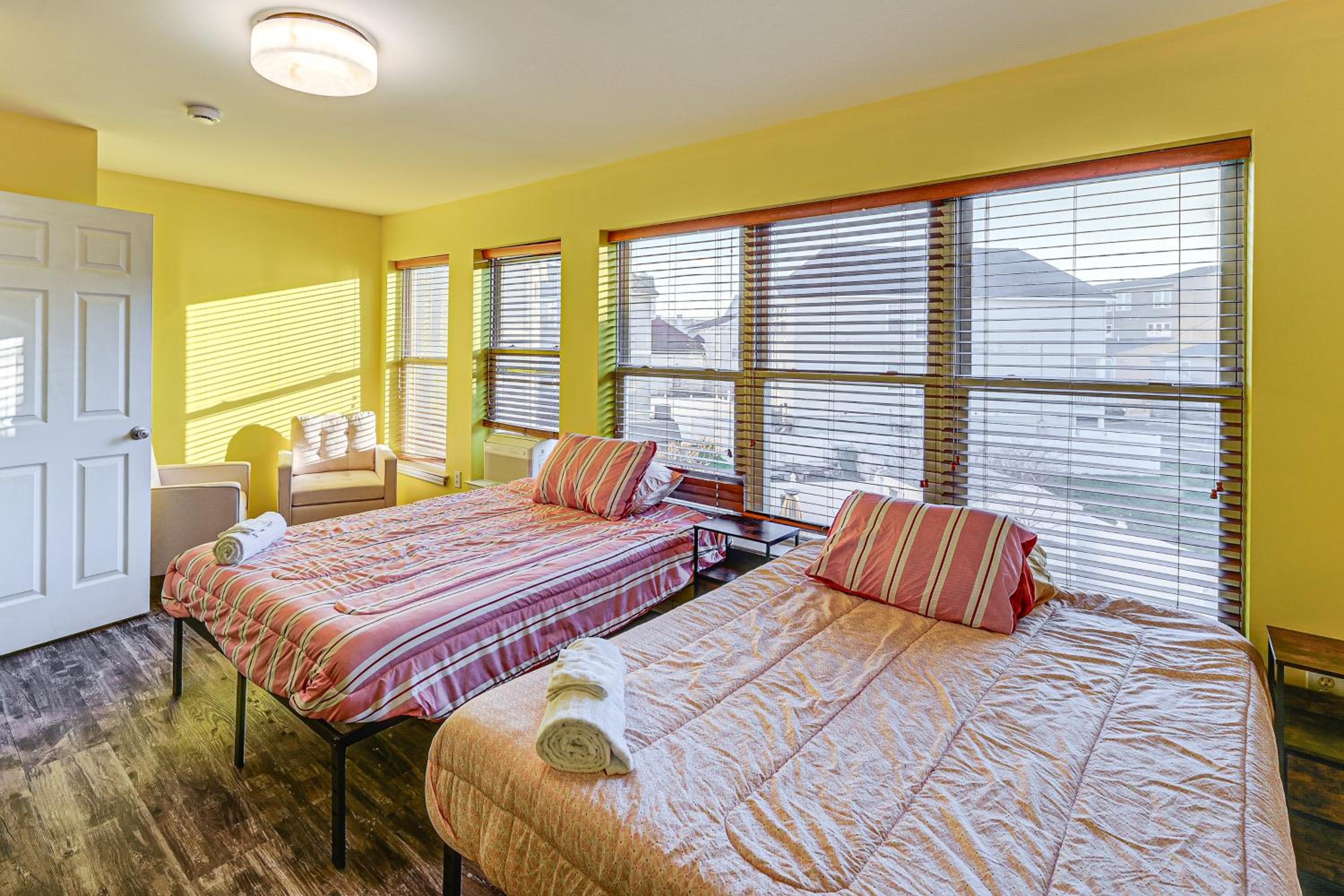 1 Mi to Atlantic City Beach! Family Gem with 2 Decks