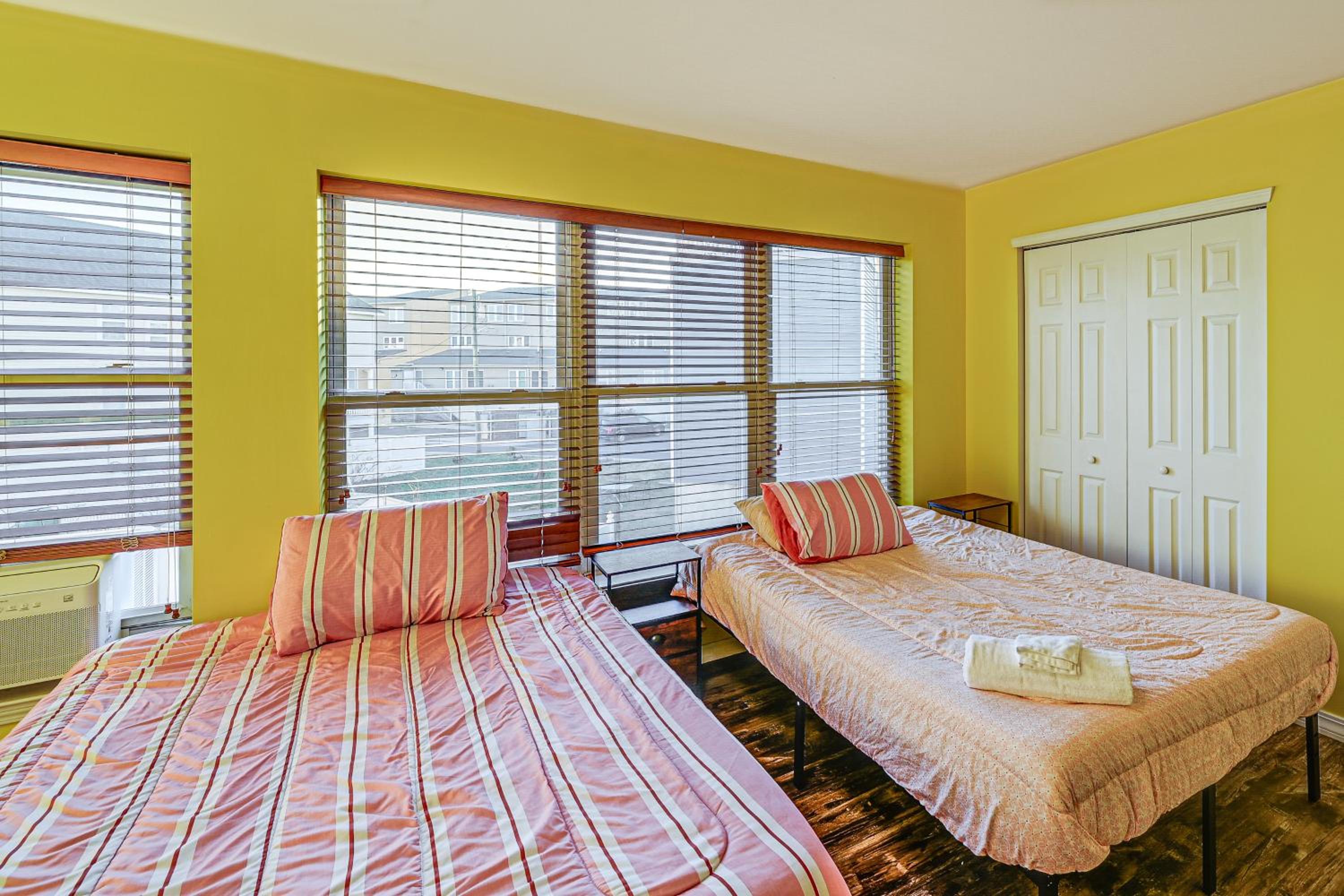1 Mi to Atlantic City Beach! Family Gem with 2 Decks