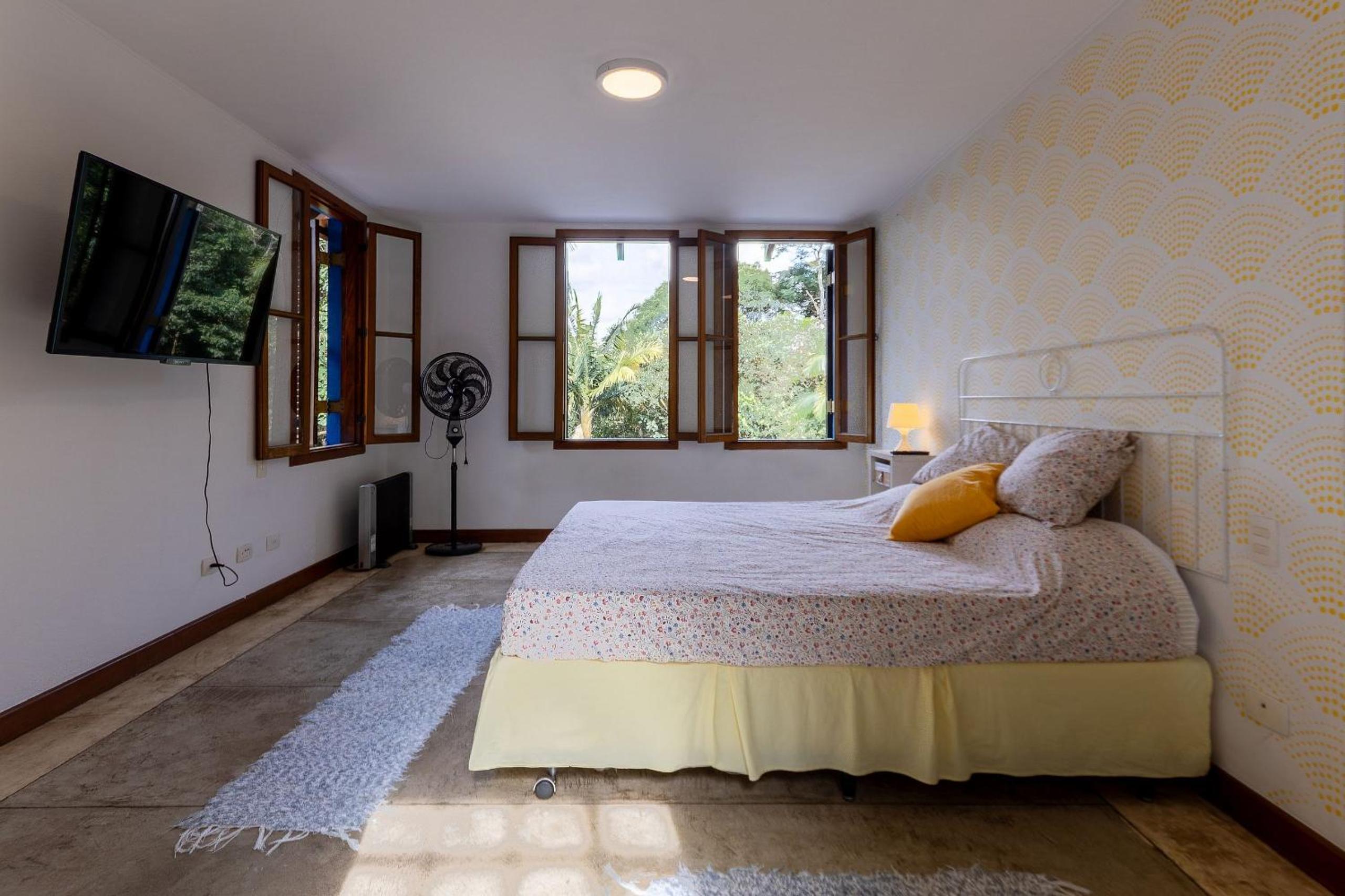 Casa espaçosa com piscina ampla e churrasqueira perto de São Paulo