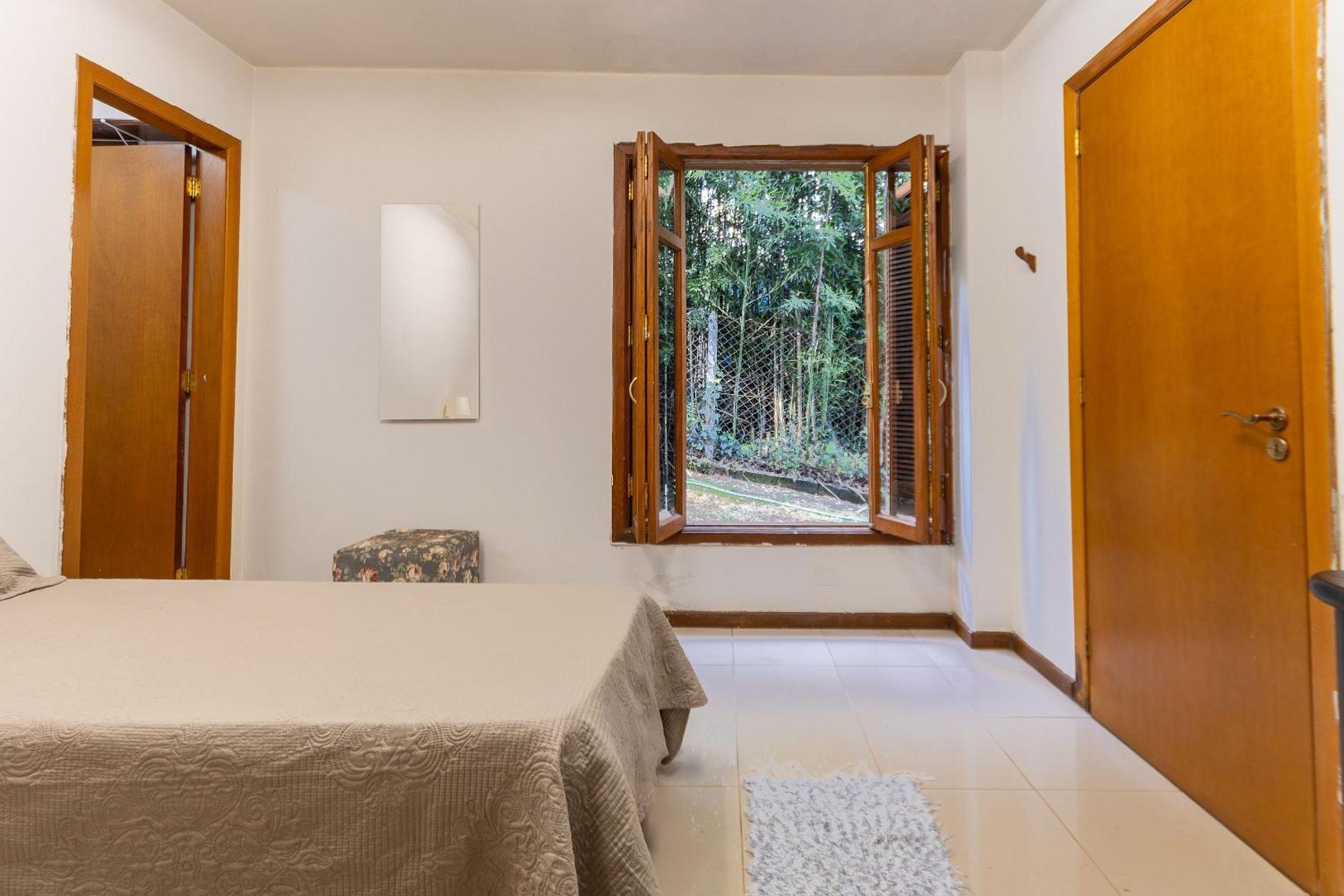Casa espaçosa com piscina ampla e churrasqueira perto de São Paulo