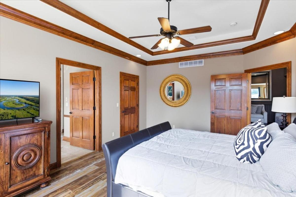 Porto Cima w/ Game Room, Dock, Boat Slip, Kayaks, Lakeside Fireplace & Hot Tub