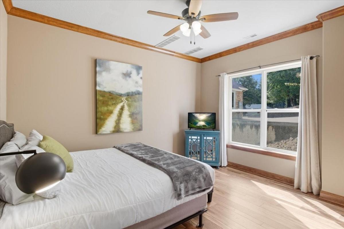 Porto Cima w/ Game Room, Dock, Boat Slip, Kayaks, Lakeside Fireplace & Hot Tub