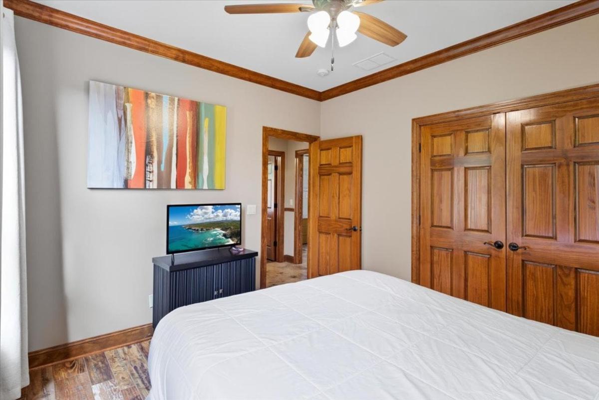 Porto Cima w/ Game Room, Dock, Boat Slip, Kayaks, Lakeside Fireplace & Hot Tub