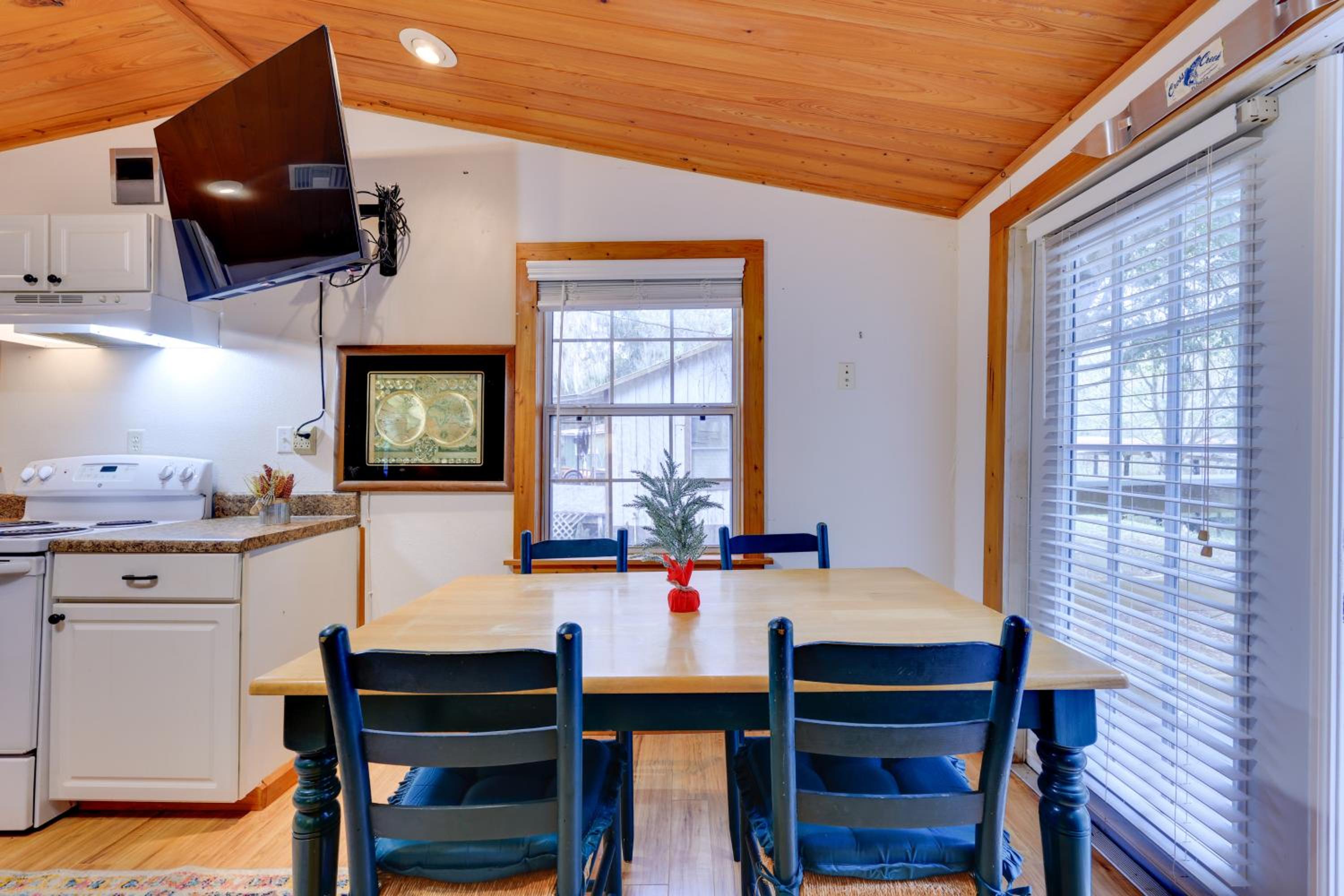 Fish, Boat and Explore Cross Creek Cabin with Dock!