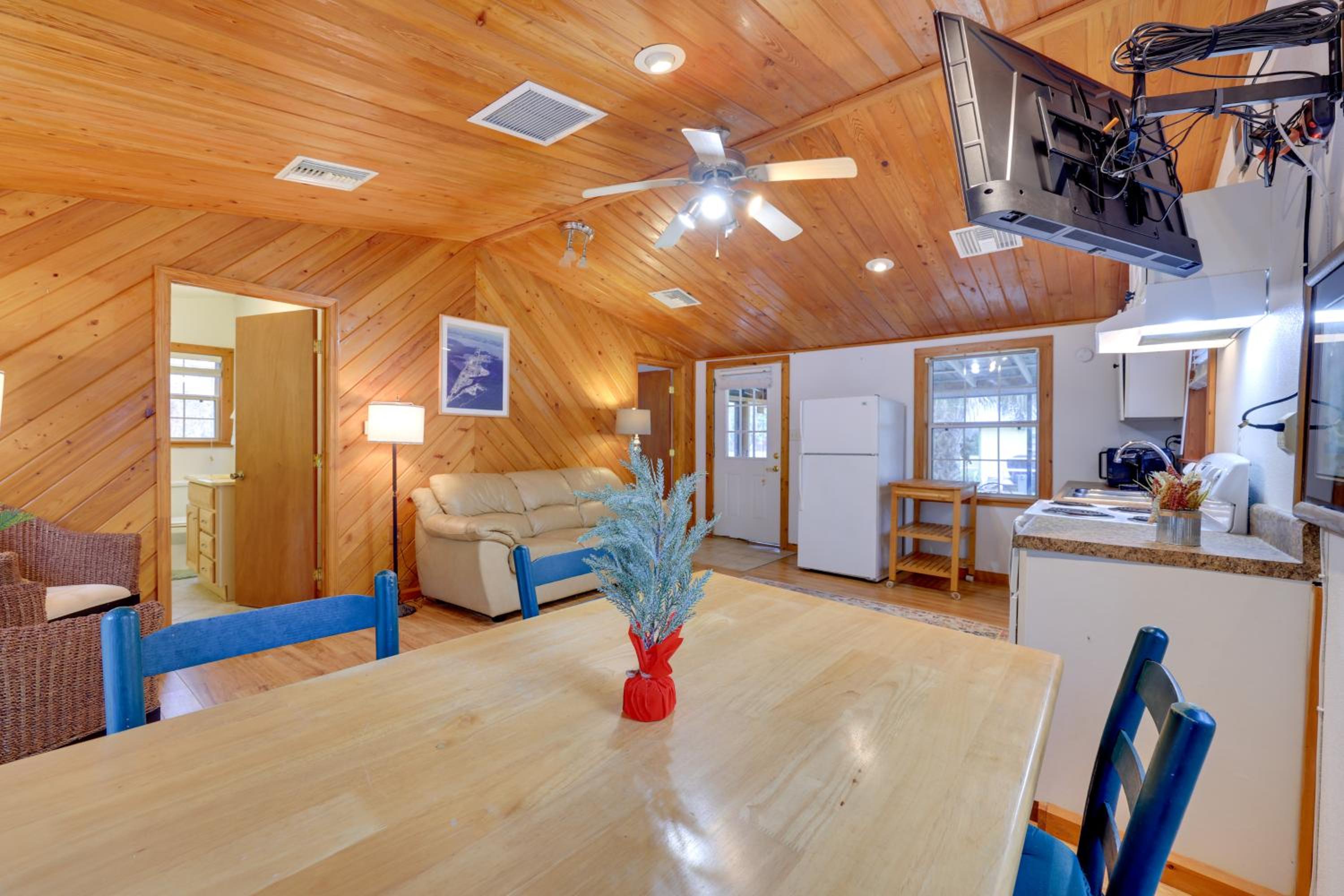 Fish, Boat and Explore Cross Creek Cabin with Dock!