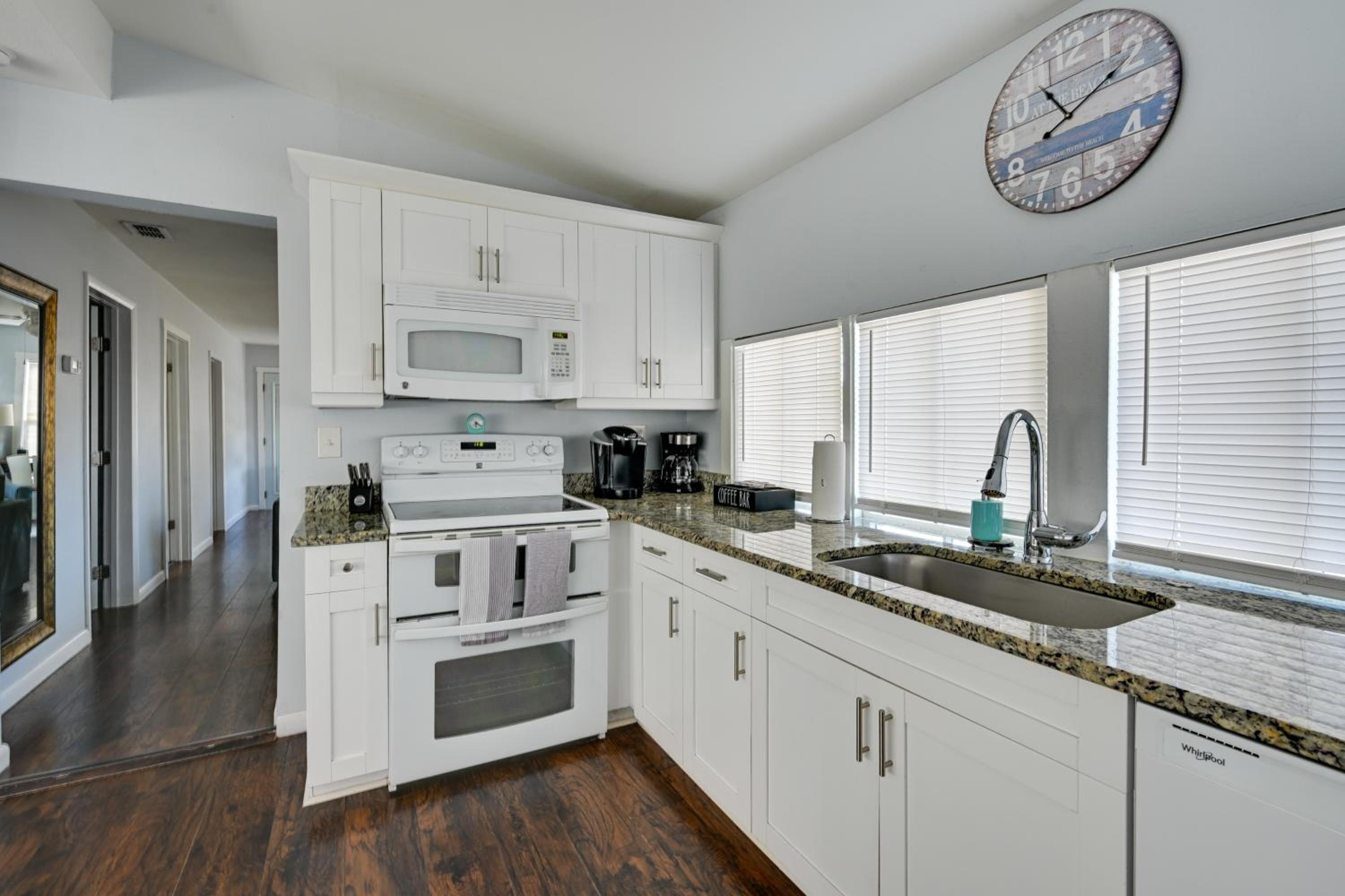 Newly Remodeled Home 1 Mi to Dtwn New Port Richey
