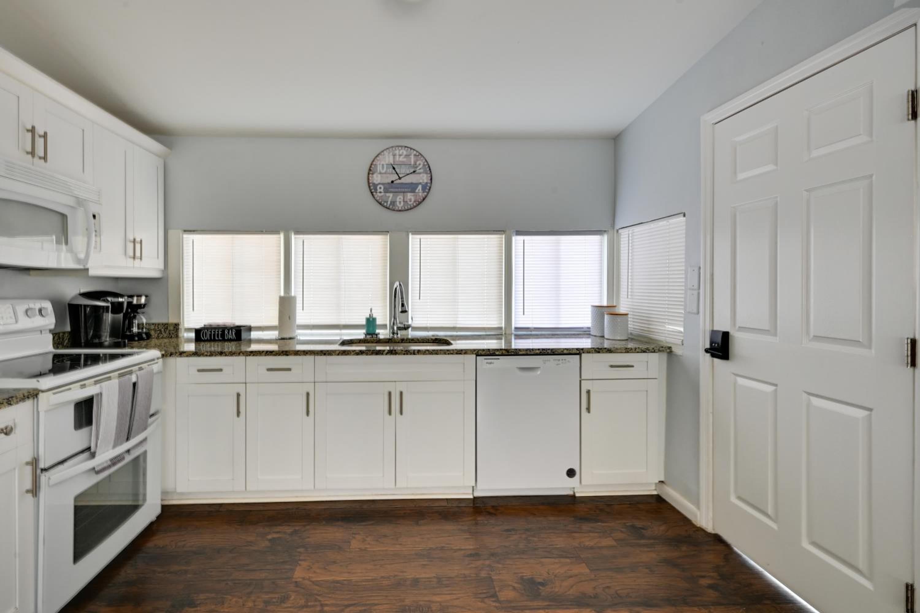 Newly Remodeled Home 1 Mi to Dtwn New Port Richey