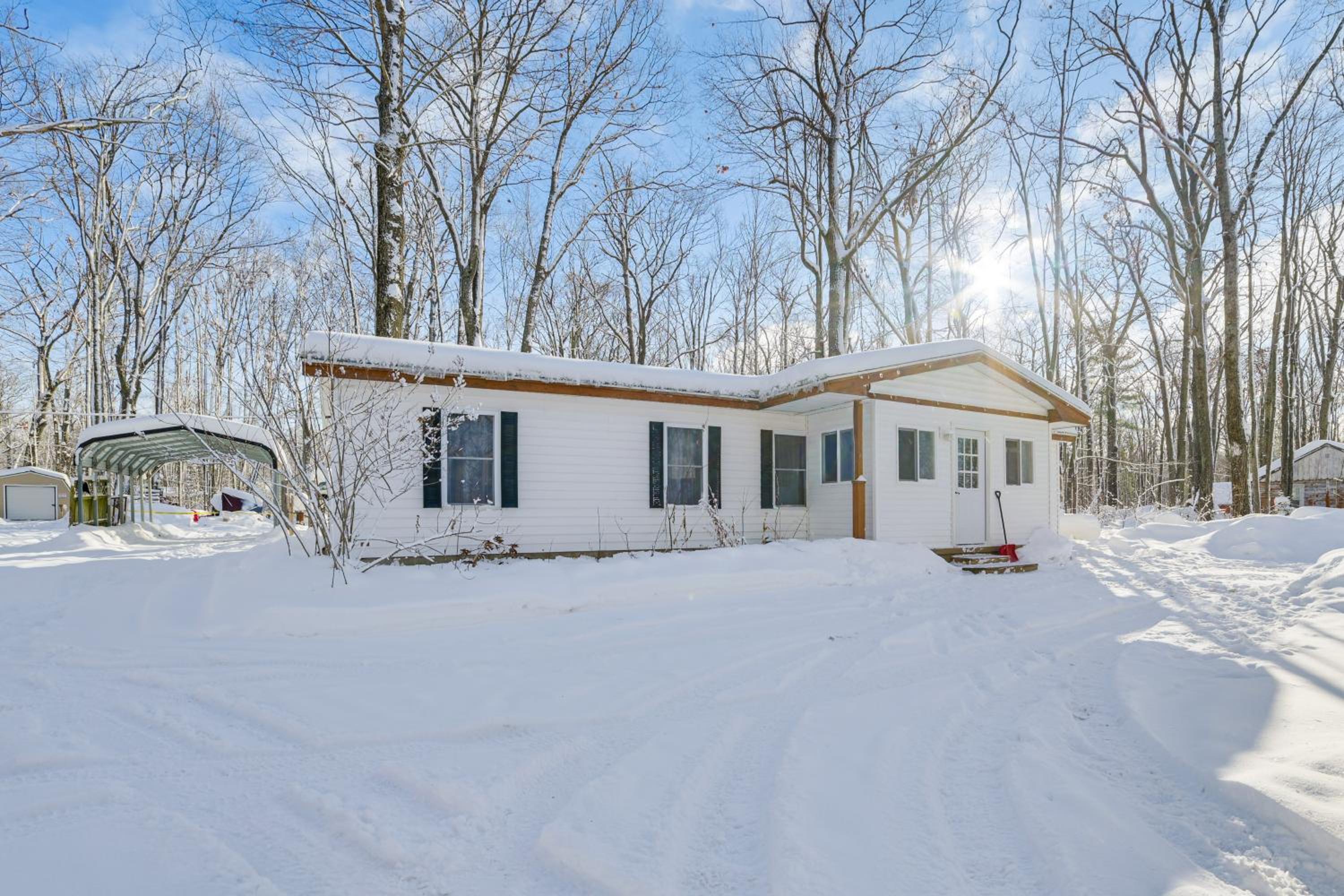 1 Mi to Otsego Lake Pet Friendly Family Home