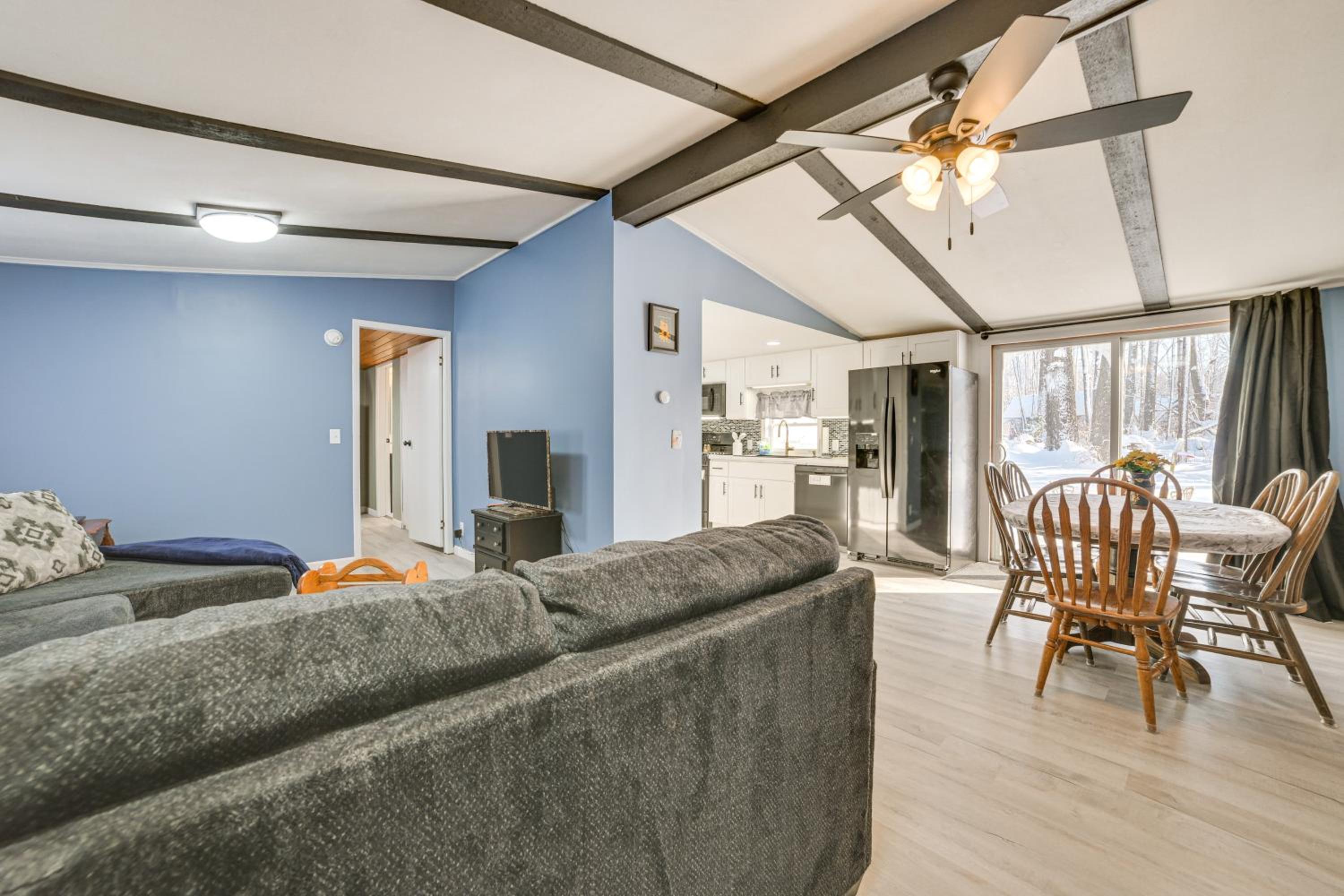 1 Mi to Otsego Lake Pet Friendly Family Home