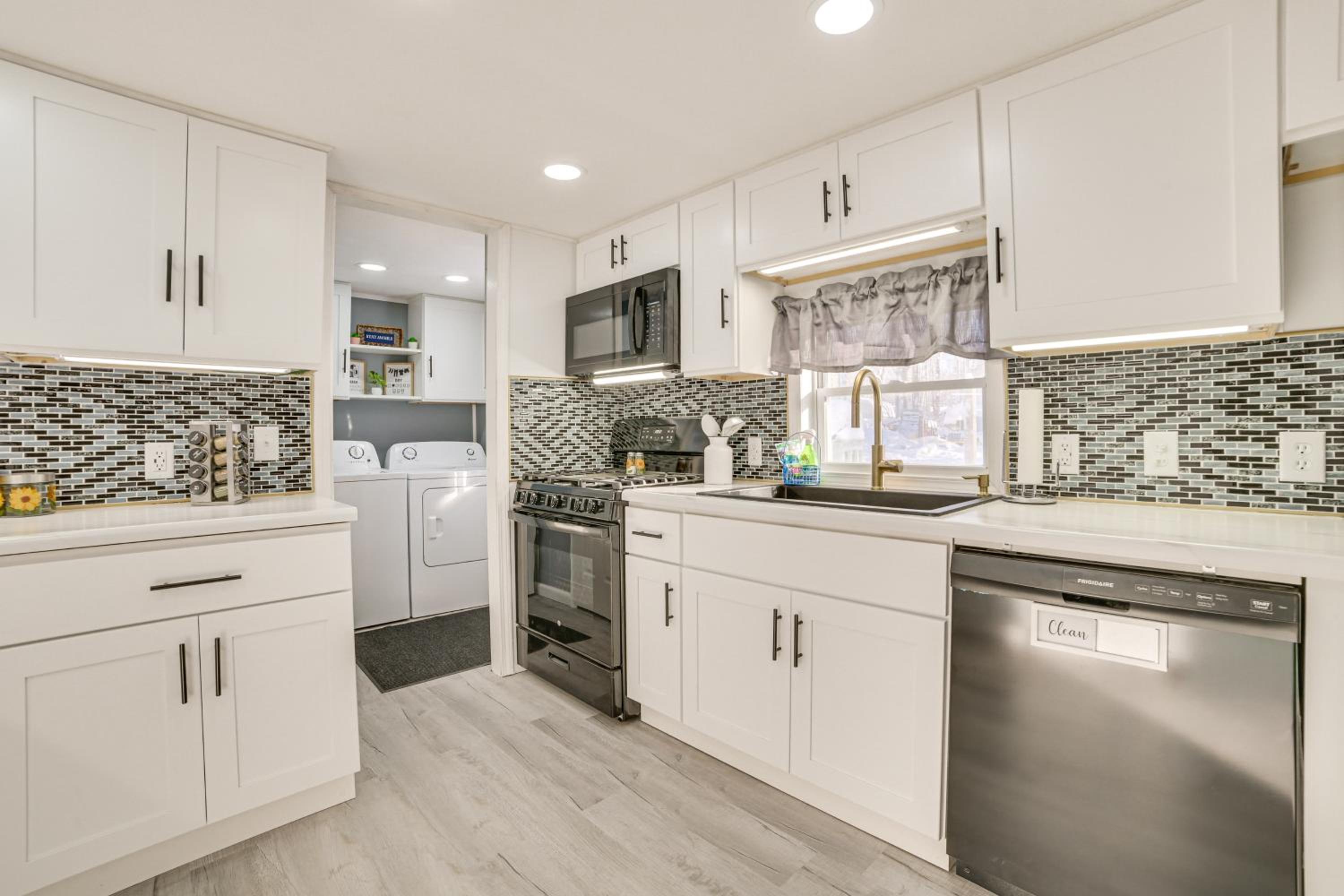1 Mi to Otsego Lake Pet Friendly Family Home
