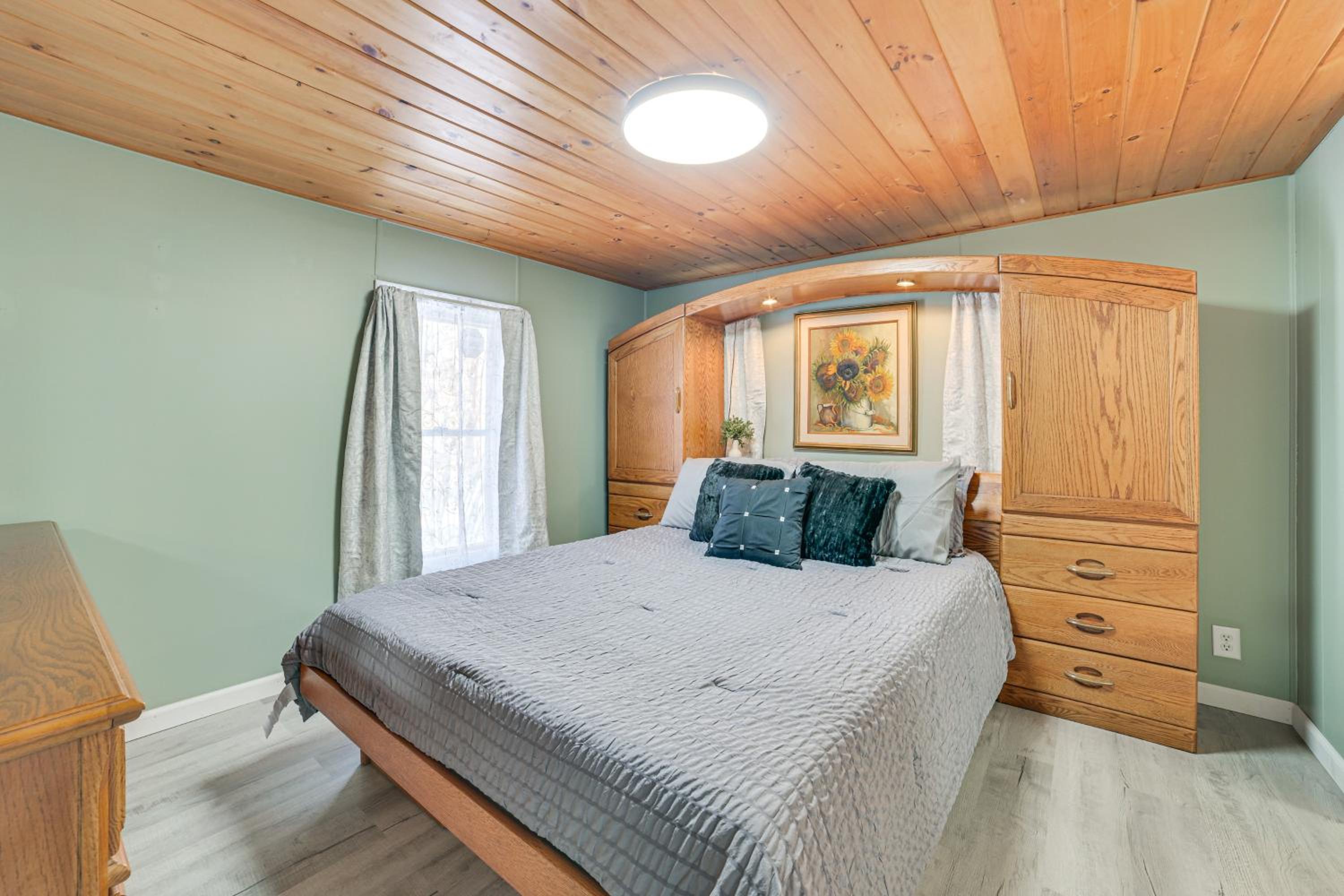 1 Mi to Otsego Lake Pet Friendly Family Home