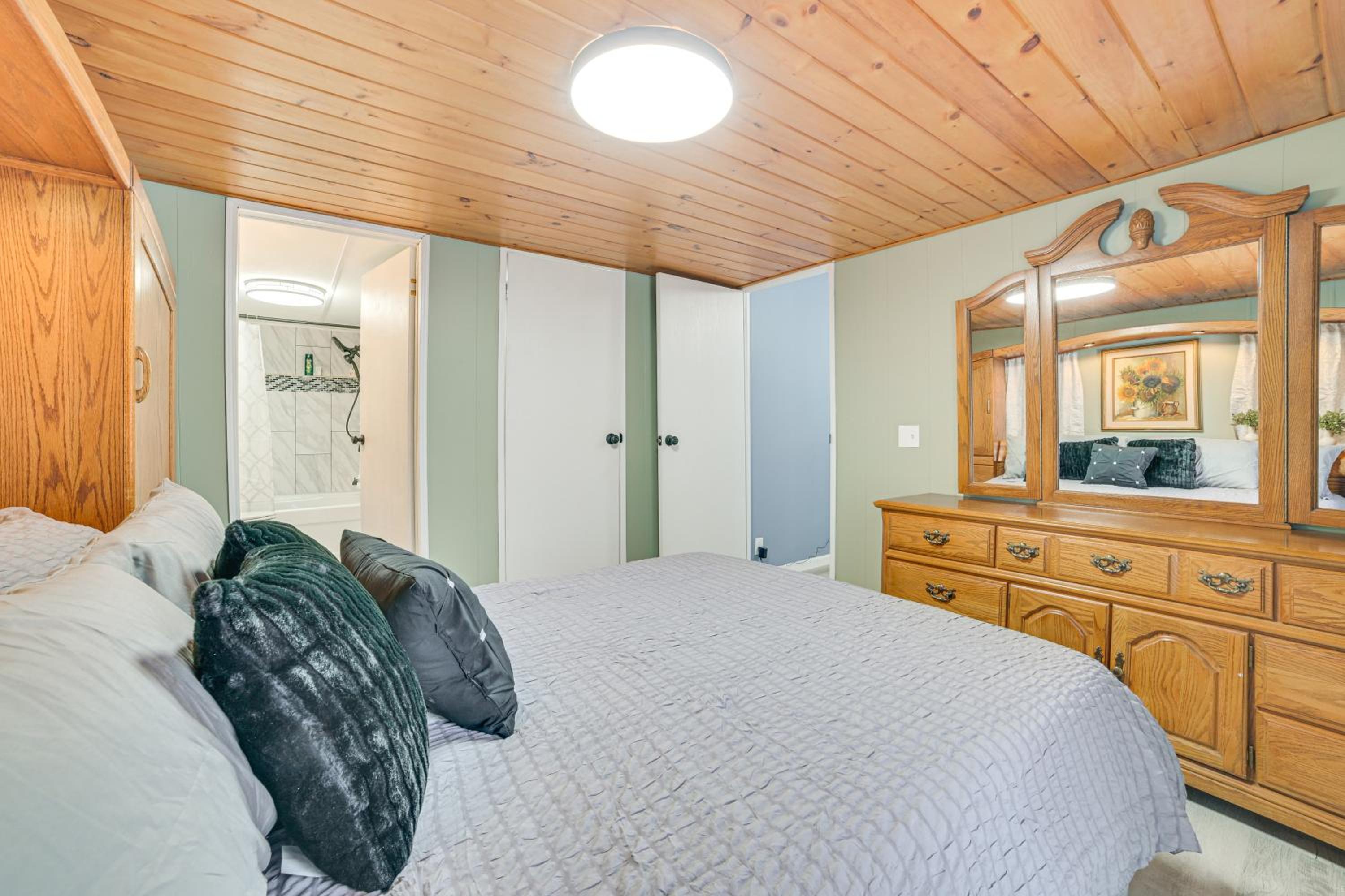 1 Mi to Otsego Lake Pet Friendly Family Home