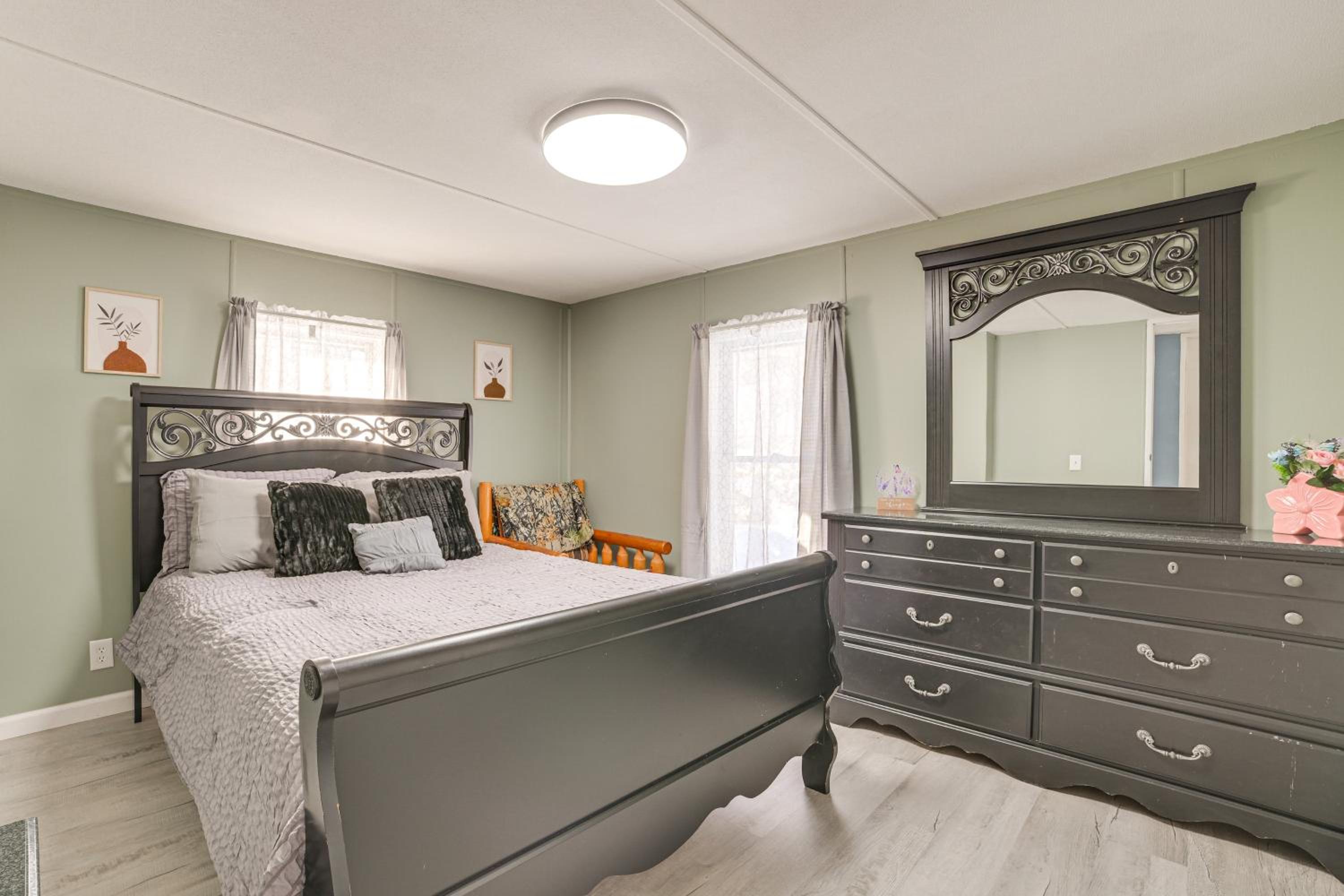 1 Mi to Otsego Lake Pet Friendly Family Home