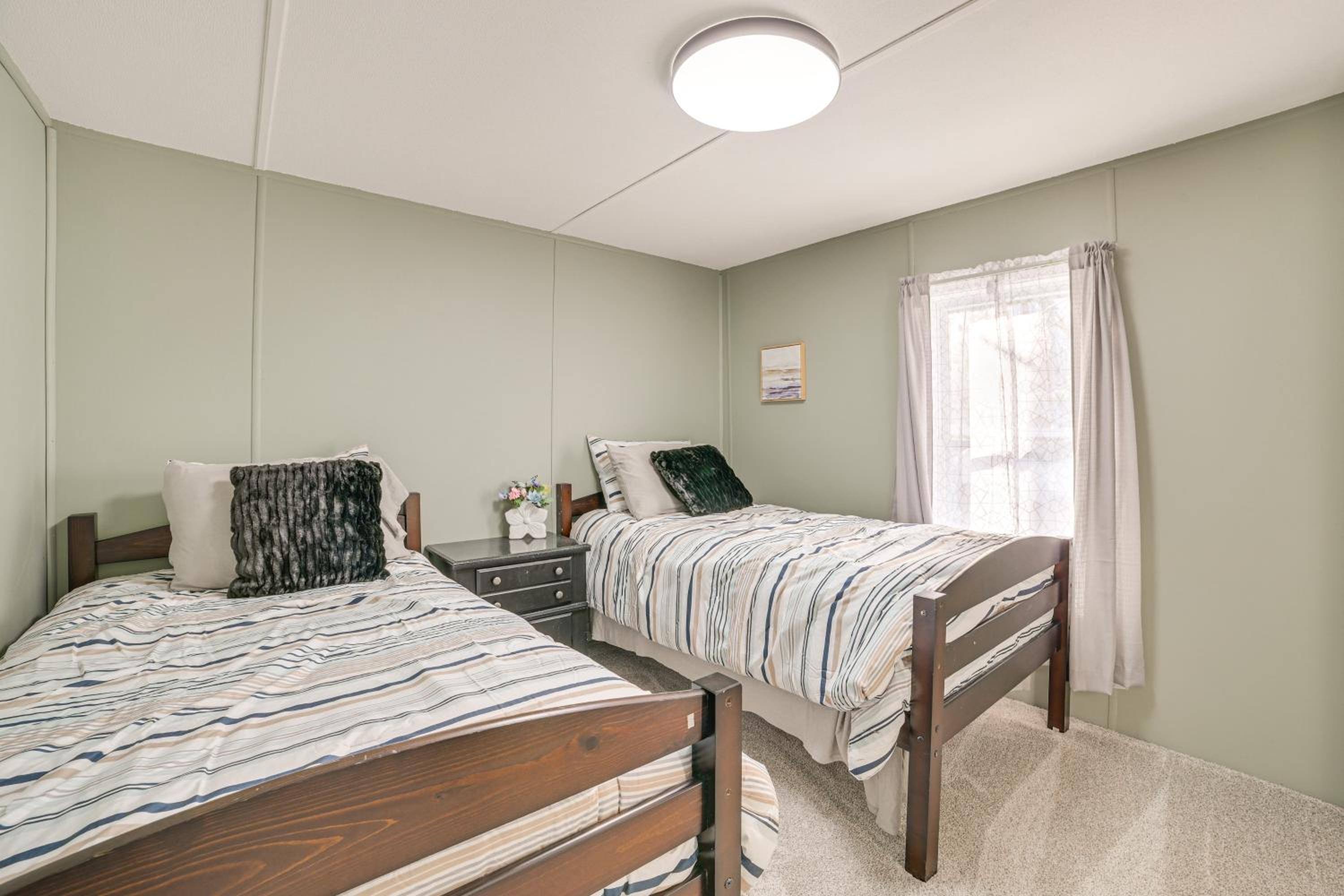 1 Mi to Otsego Lake Pet Friendly Family Home