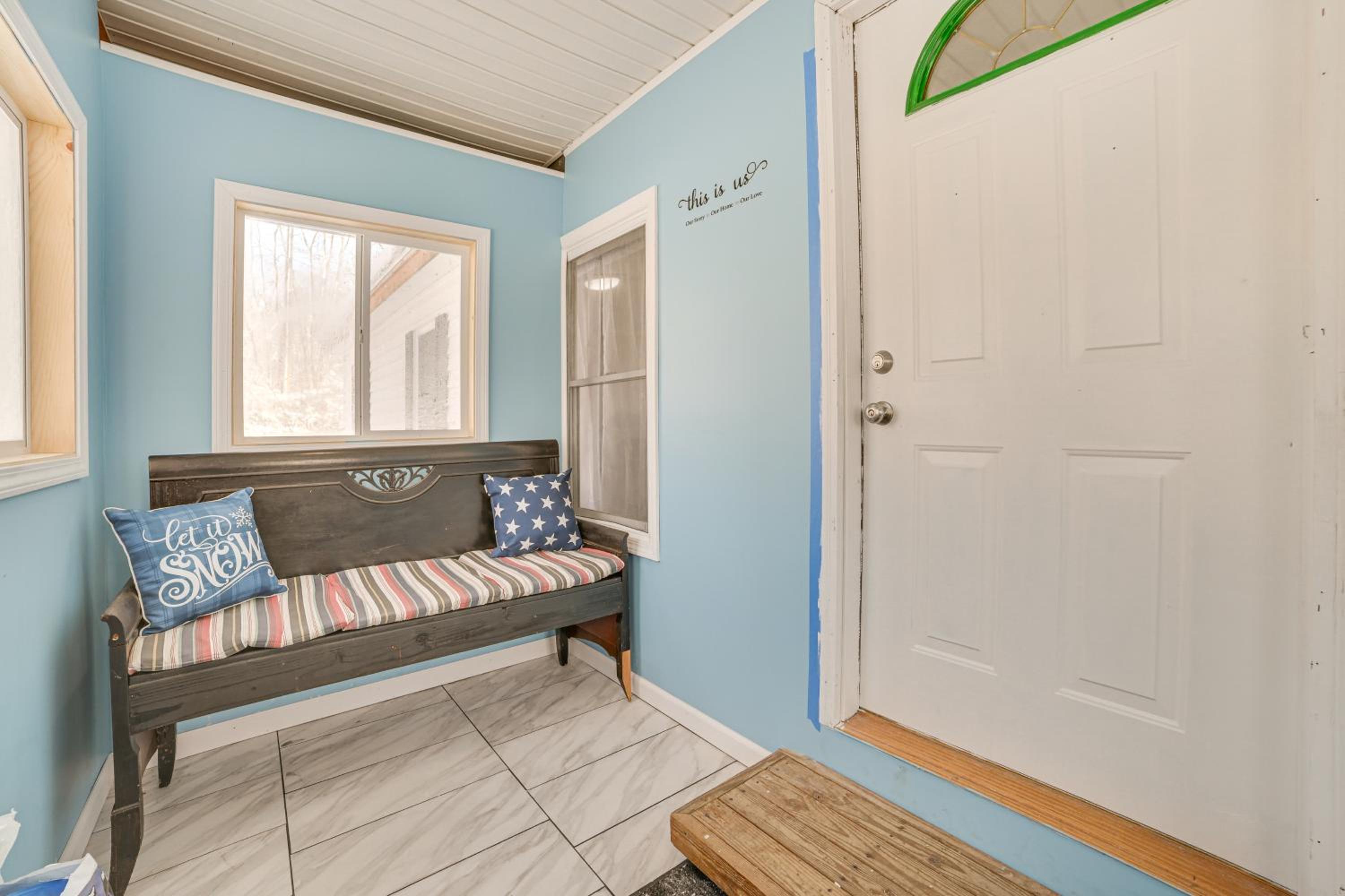 1 Mi to Otsego Lake Pet Friendly Family Home