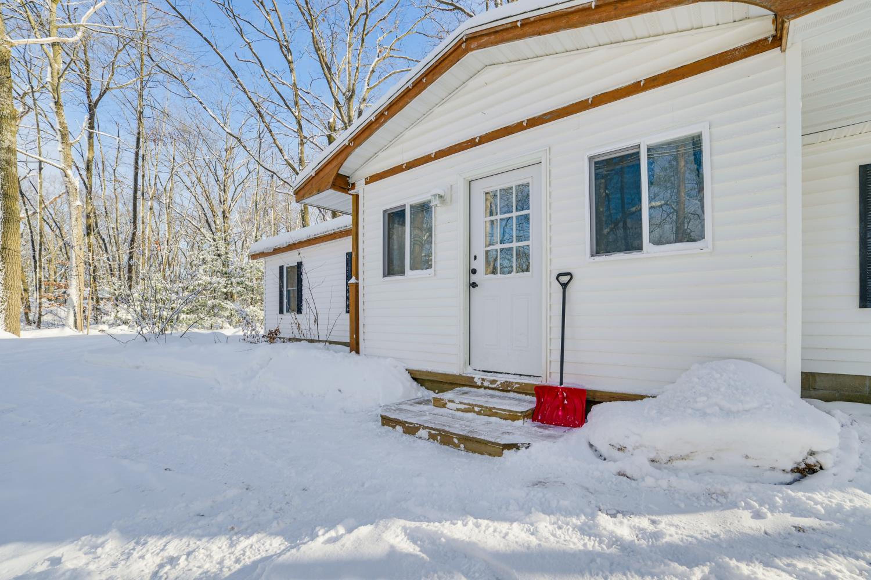 1 Mi to Otsego Lake Pet Friendly Family Home