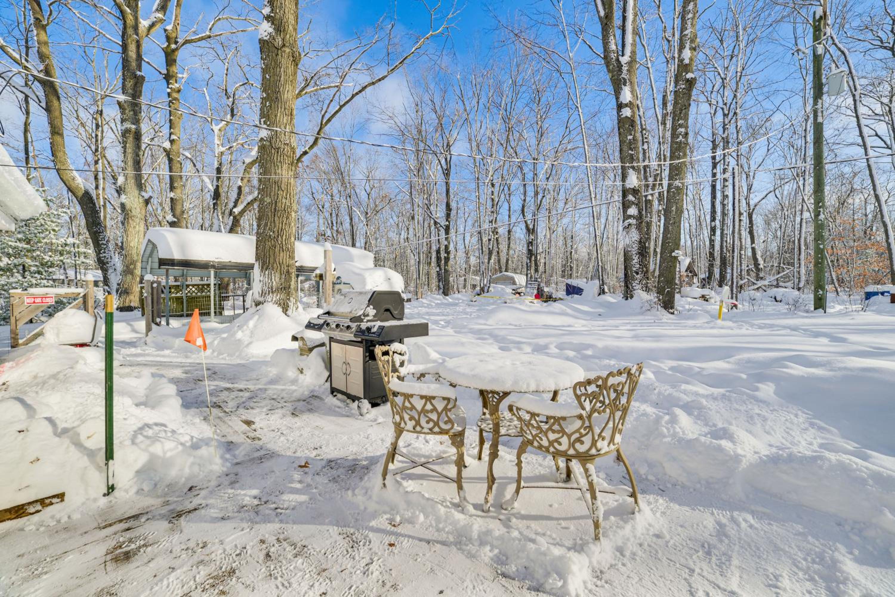 1 Mi to Otsego Lake Pet Friendly Family Home