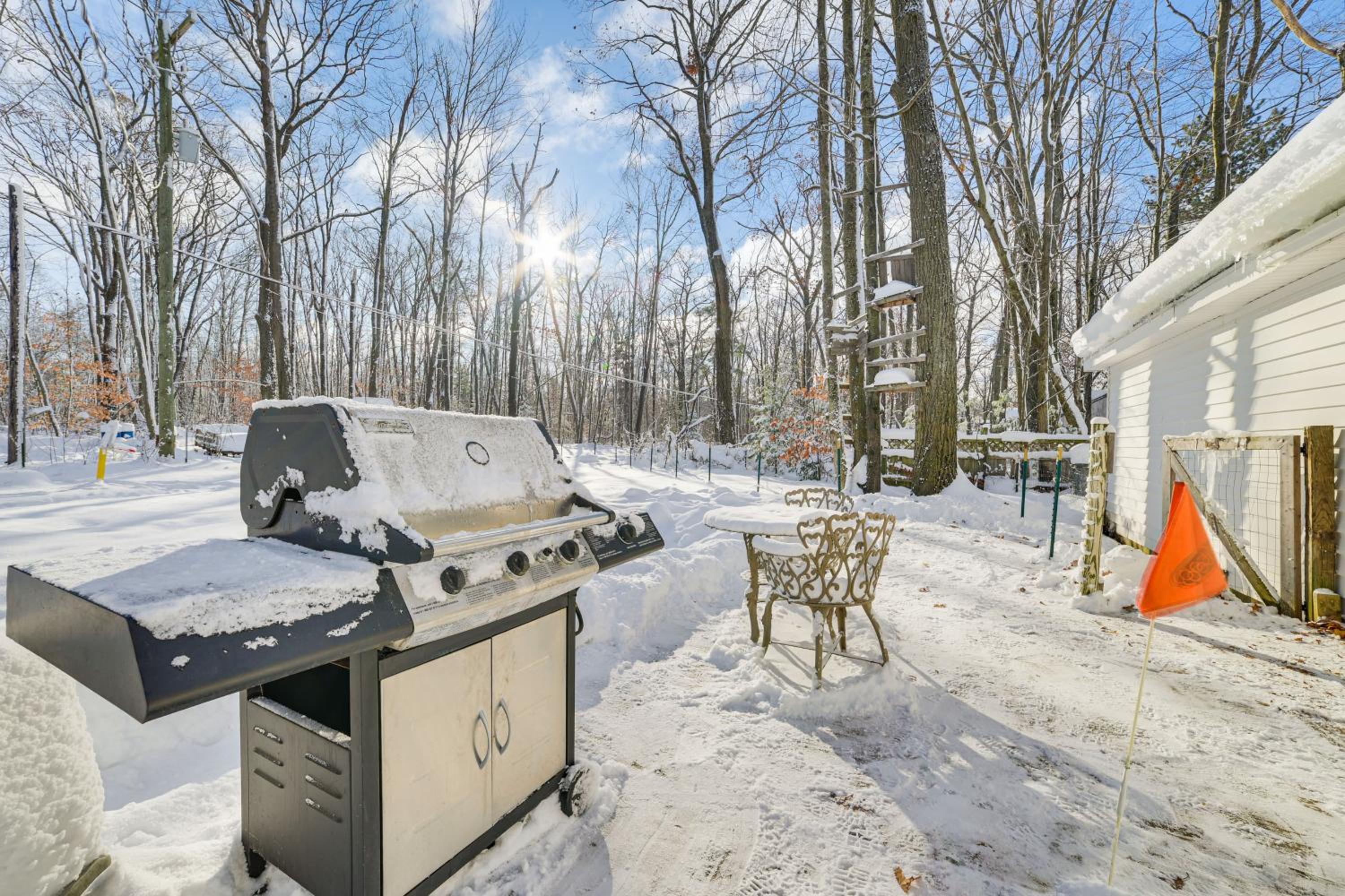 1 Mi to Otsego Lake Pet Friendly Family Home