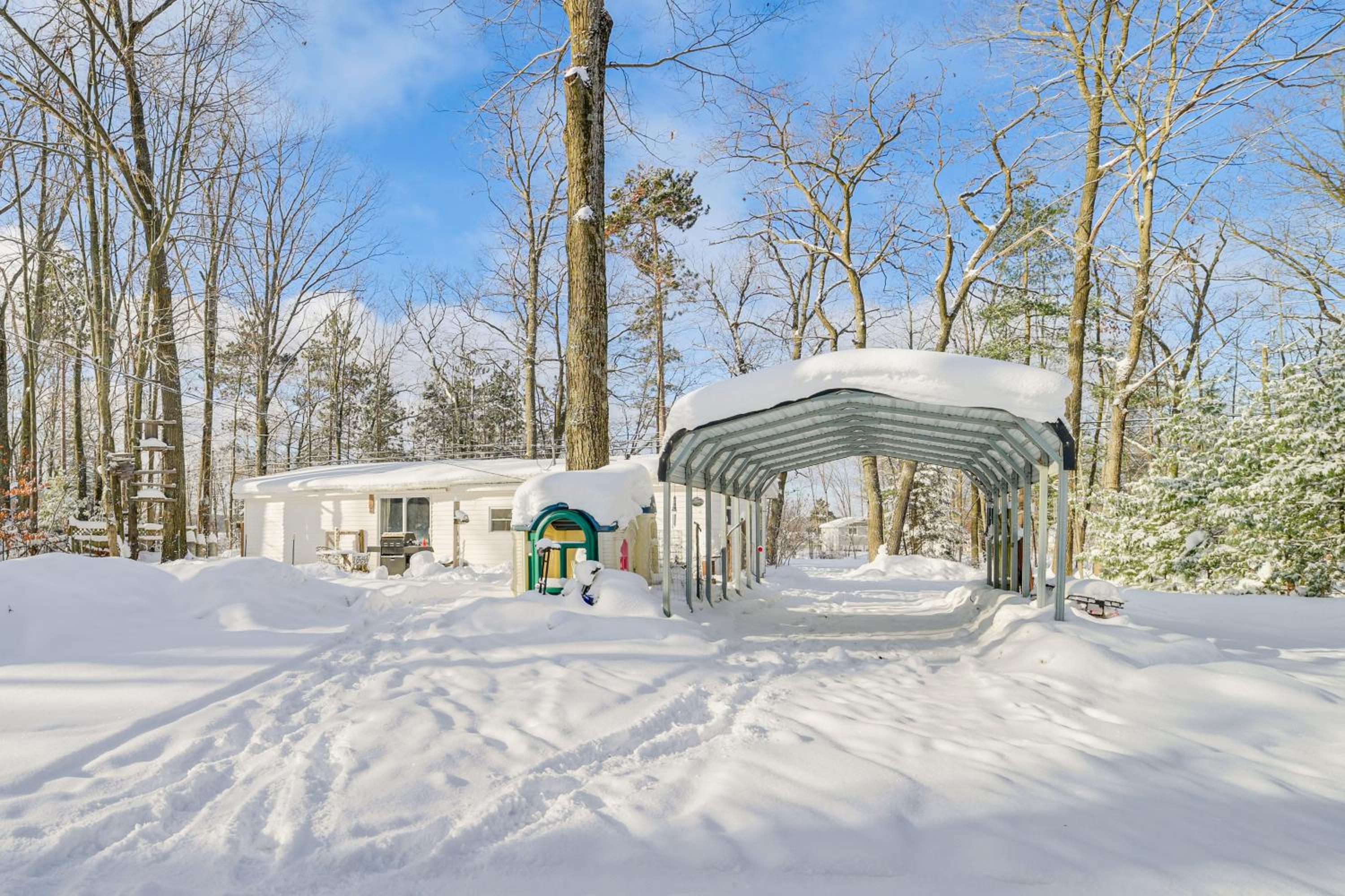1 Mi to Otsego Lake Pet Friendly Family Home